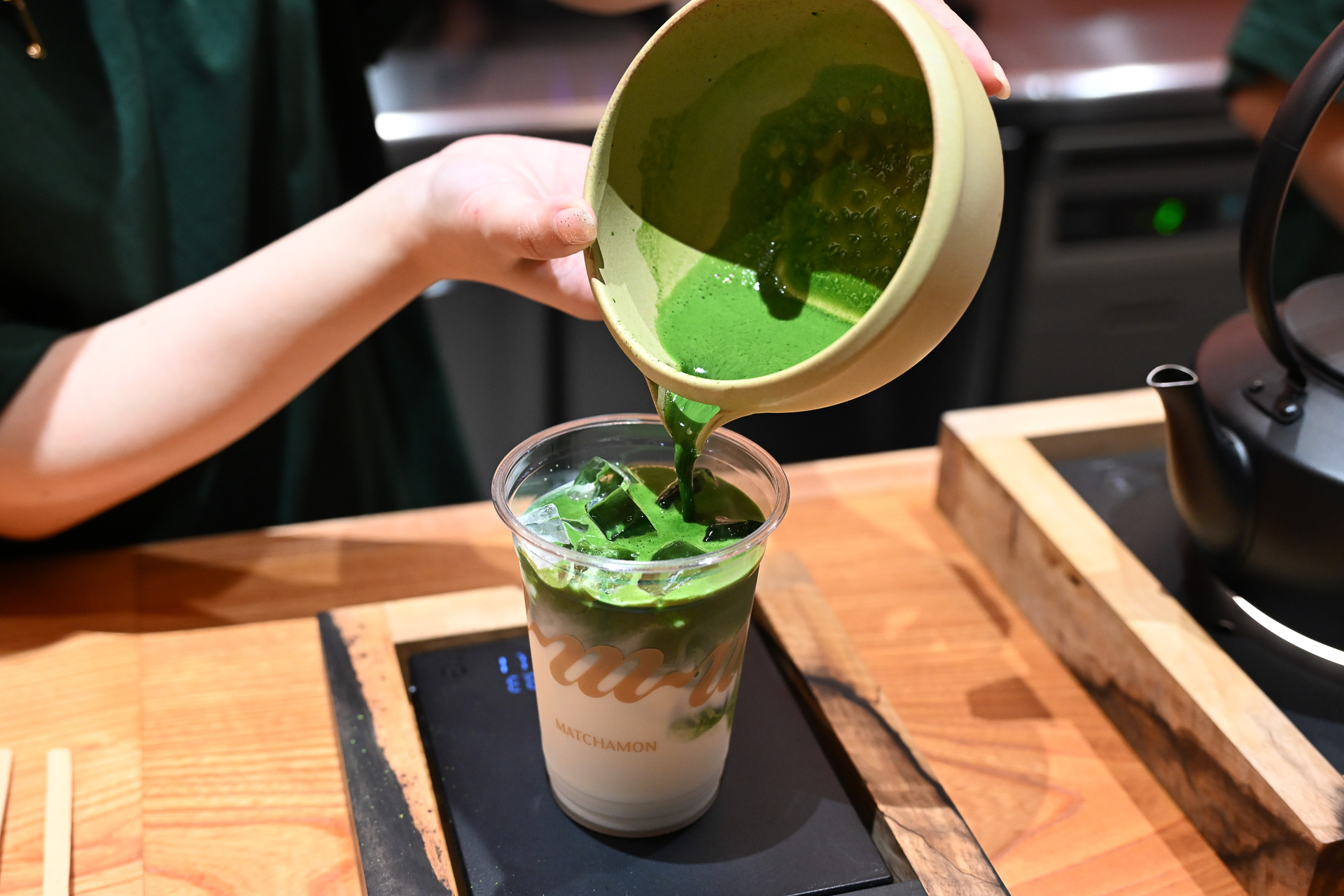 鹿児島産オクミドリの抹茶ラテやスイーツを揃える