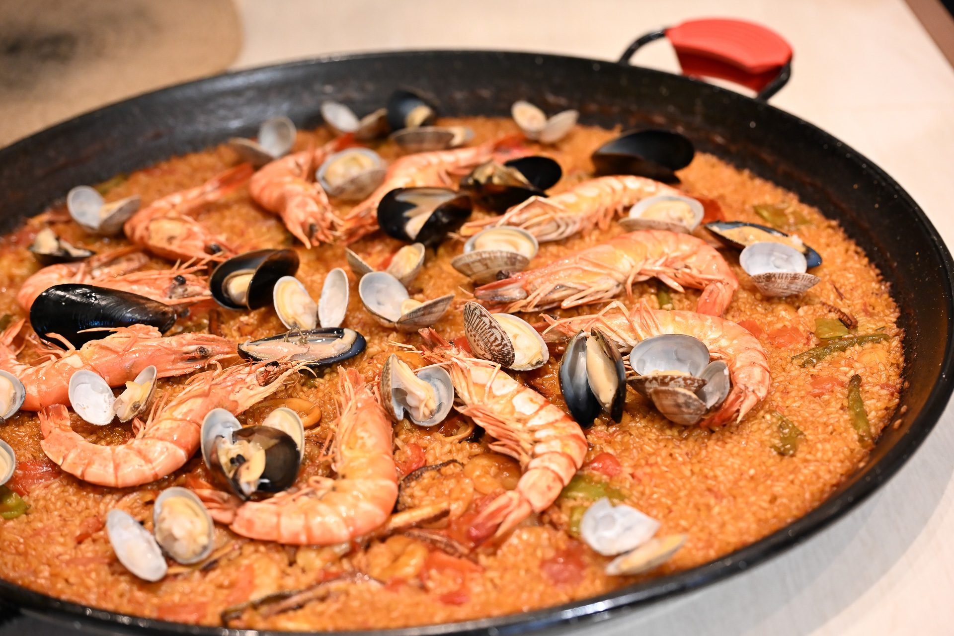 本格的なパエリアやタパスほかスペイン料理が味わえる