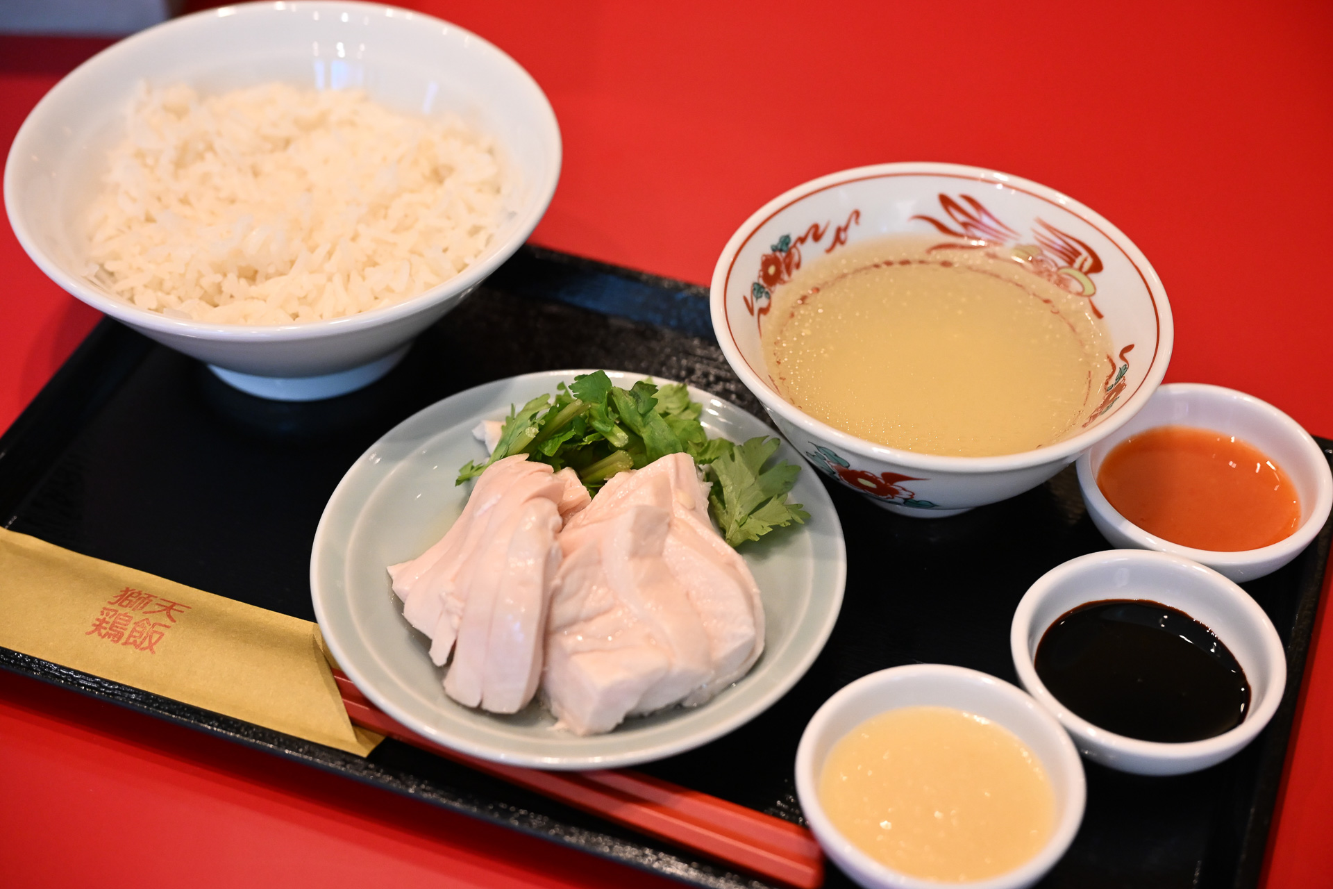 名物の海南鶏飯など、シンガポールと広東料理が融合した“大人の町中華”を揃える。