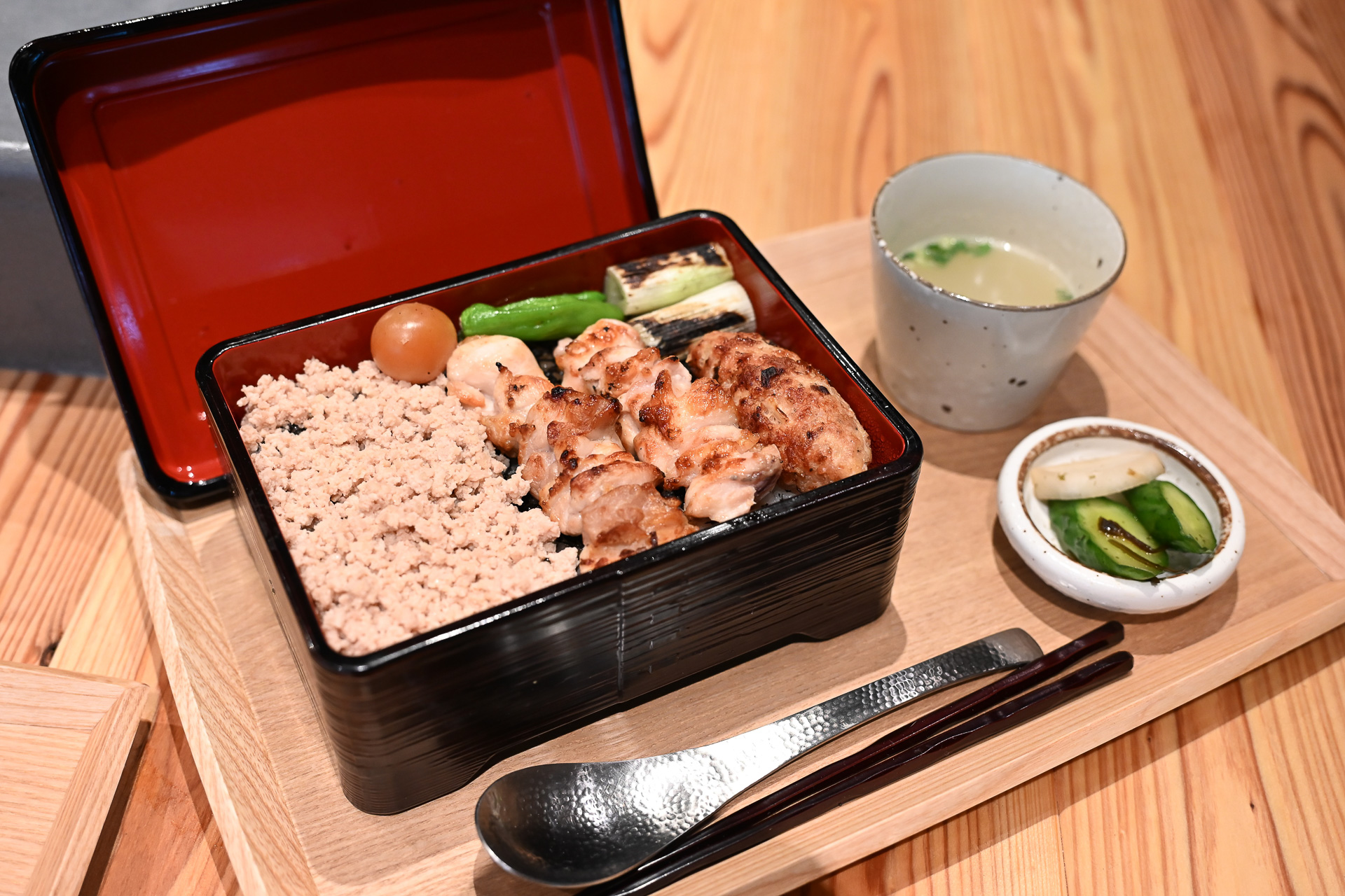 創業70年、上野で愛される焼鳥の名店。絶品もつ煮込みほか、お酒のおともに