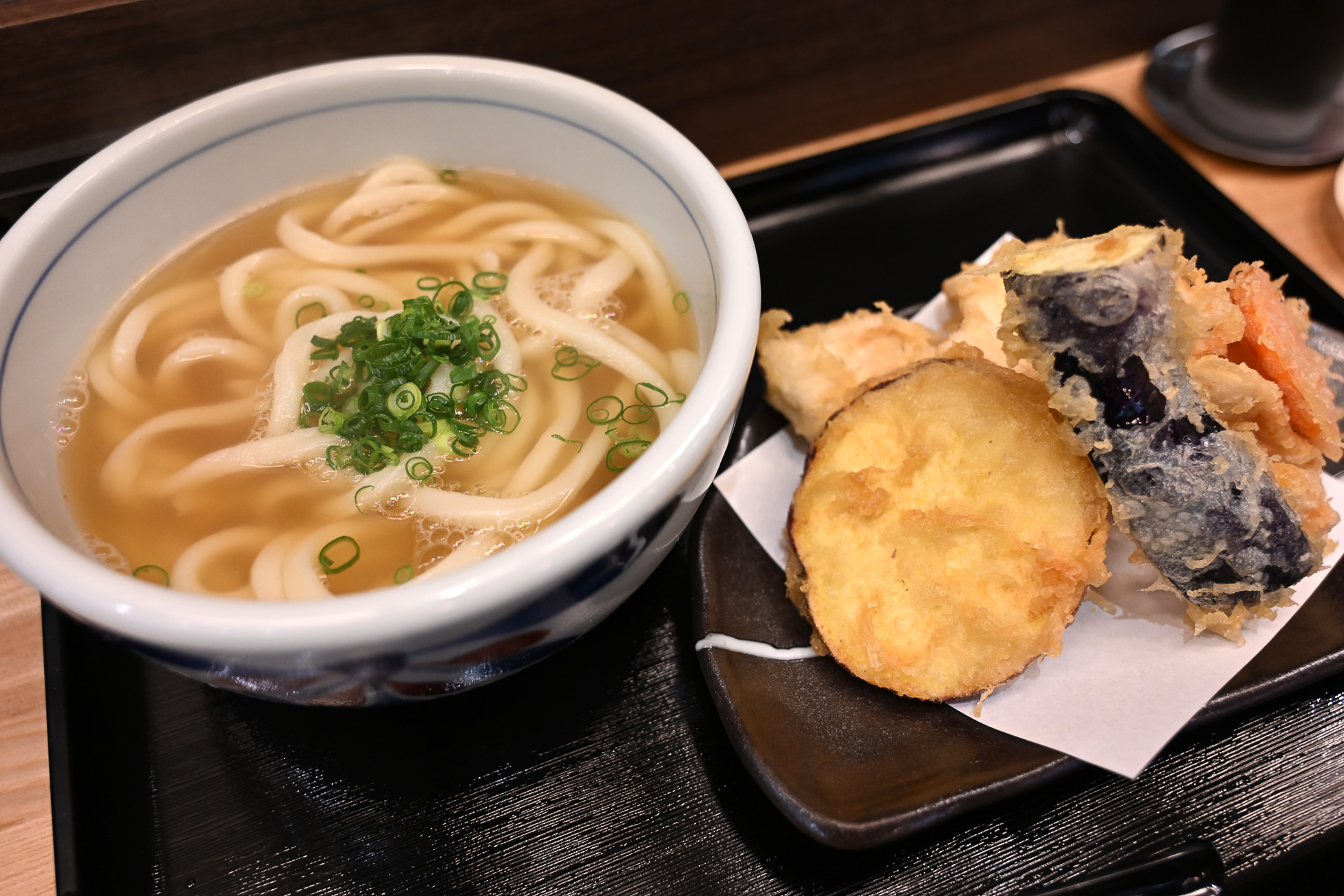 ビブグルマン掲載の人形町の讃岐うどんの名店。独特のコシのあるうどんが味わえる