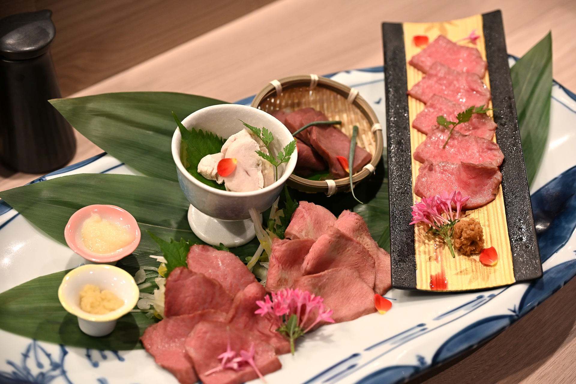 漁港や農家から直接仕入れた食材を使った和食を豆皿スタイルで味わえる