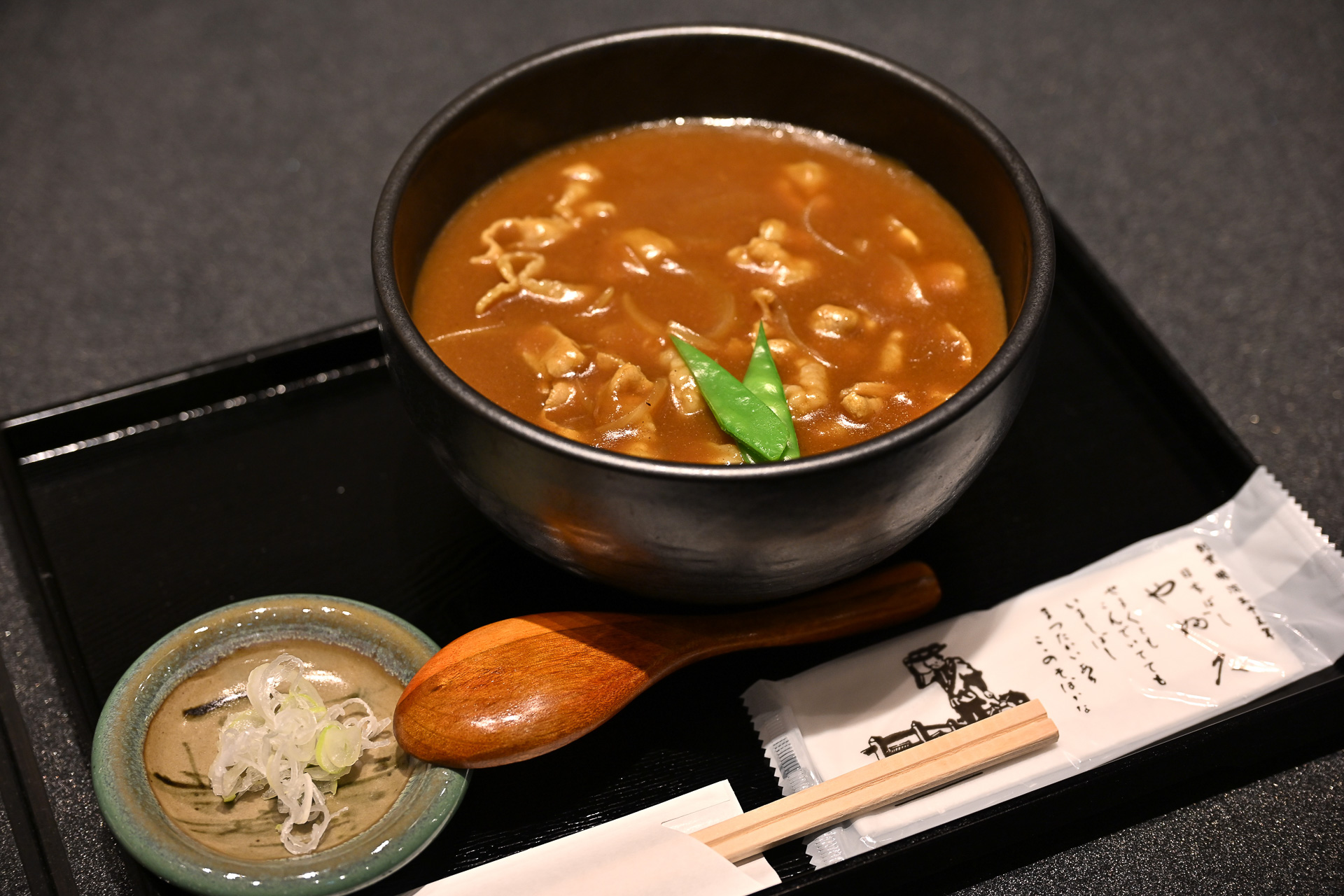 明治35年創業の老舗蕎麦屋。特注圧削りの本枯節の濃い汁と足踏み製法のそばが自慢