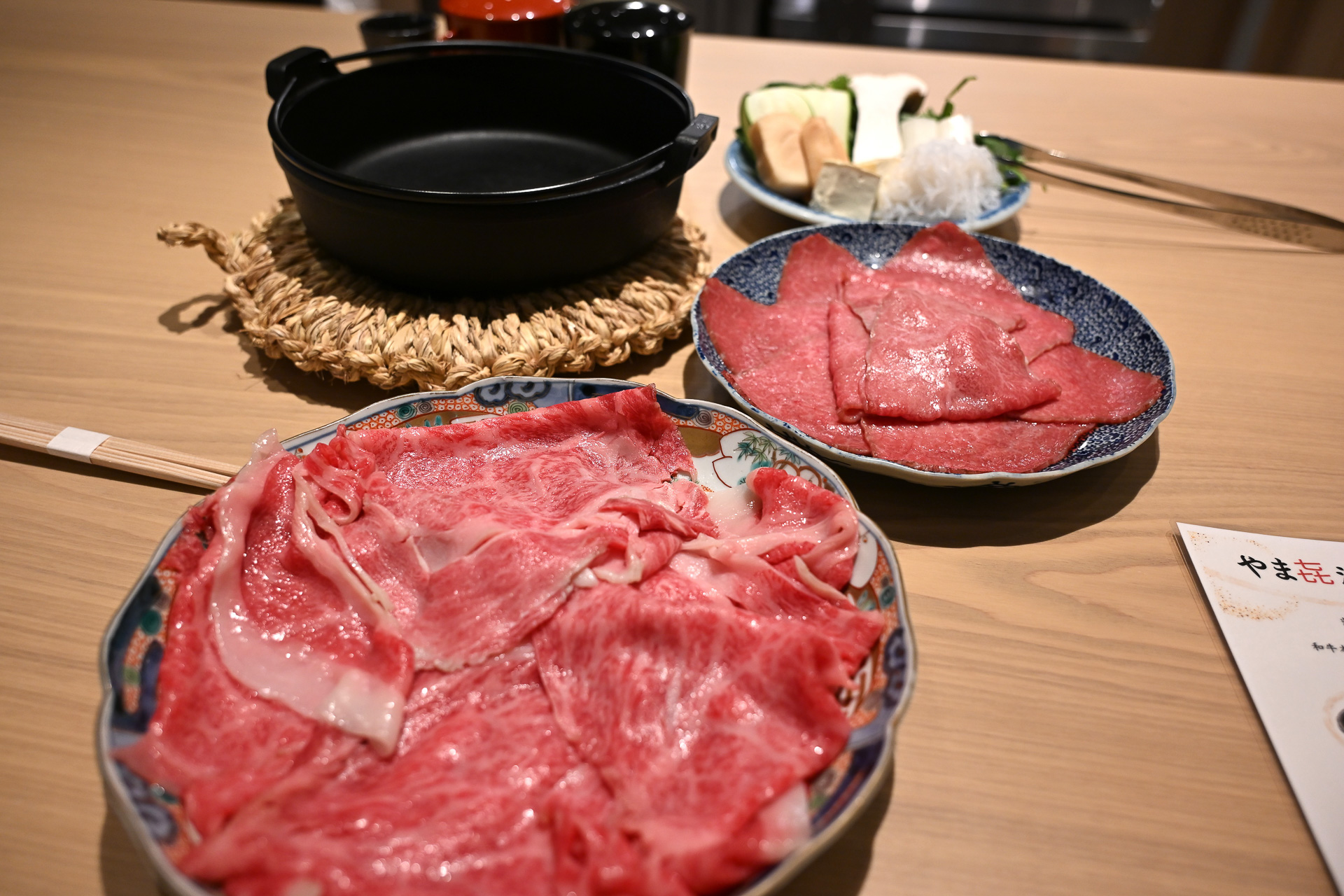 老舗肉屋厳選の和牛を使ったすき焼きを提供。一人席も用意する