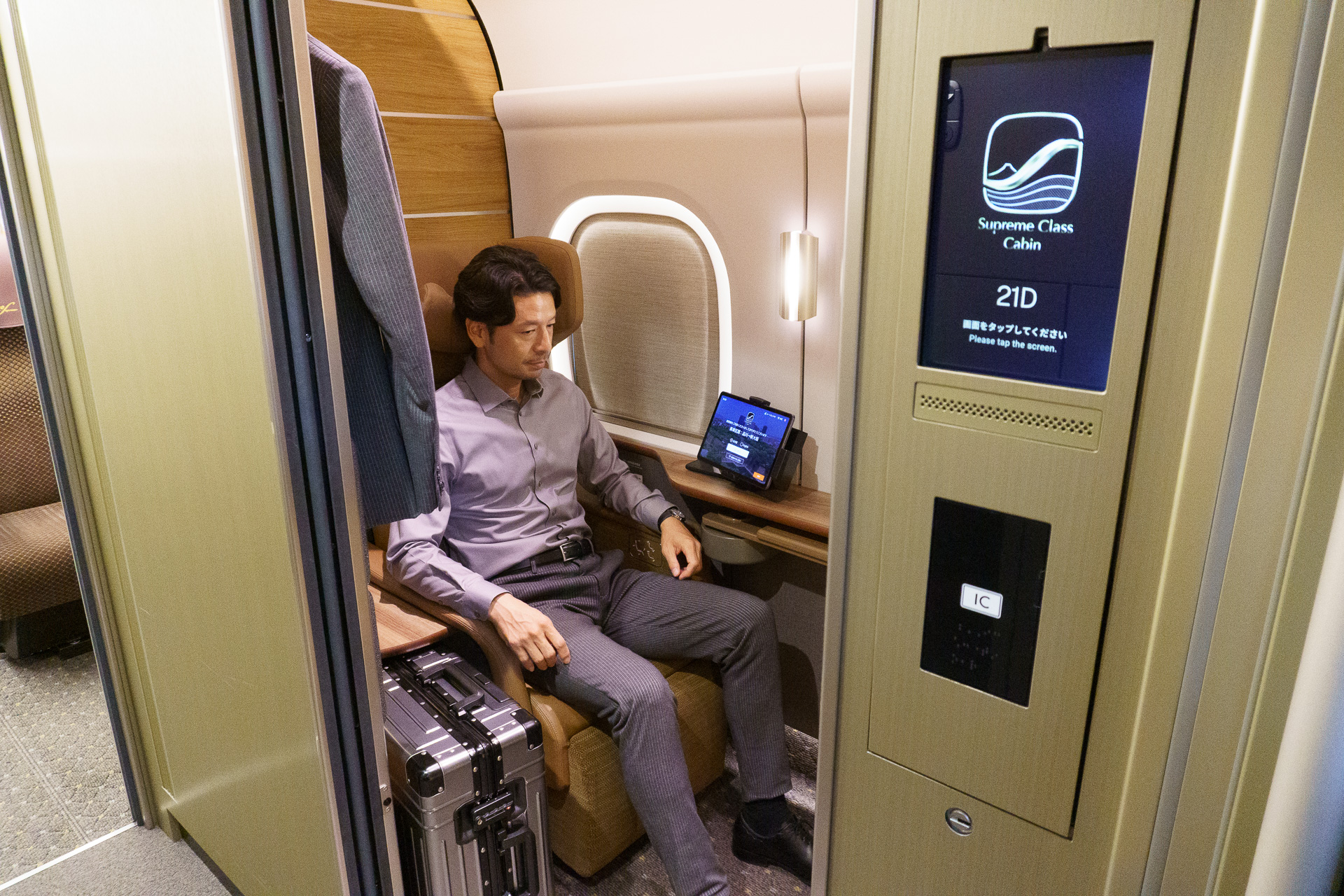 10号車に導入する完全個室の「Supreme Class Cabin」（1名席）。足元や前方が広々しており、2名席同様、グリーン車よりさらに角度（最大130度）がついたリクライニングシートを搭載