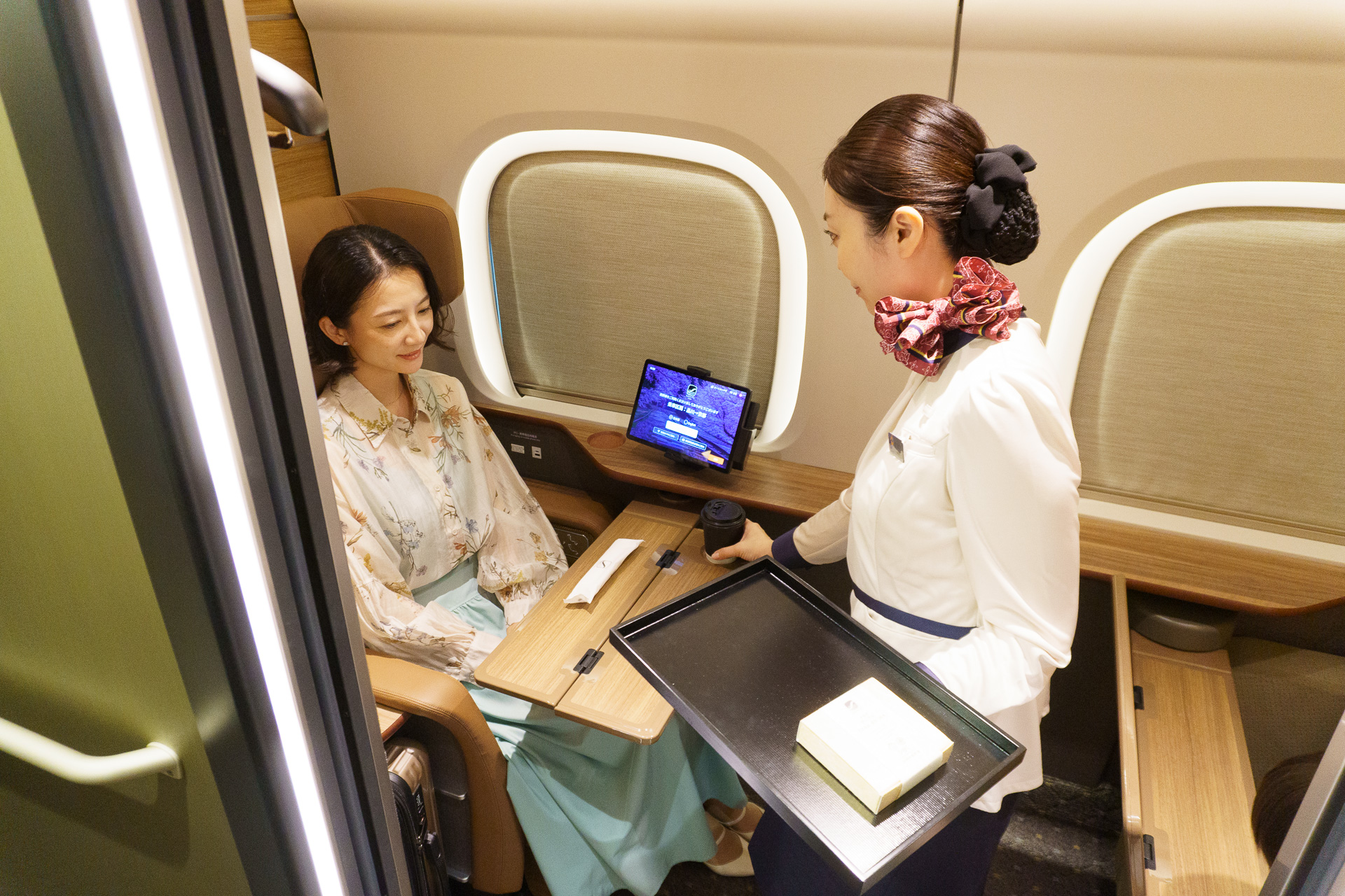 7号車に導入する完全個室の「Supreme Class Cabin」（2名席）。テーブルは大きく、室内はゆとりがあり、備え付けのタブレットで商品を注文すると、パーサーが席に届けてくれる