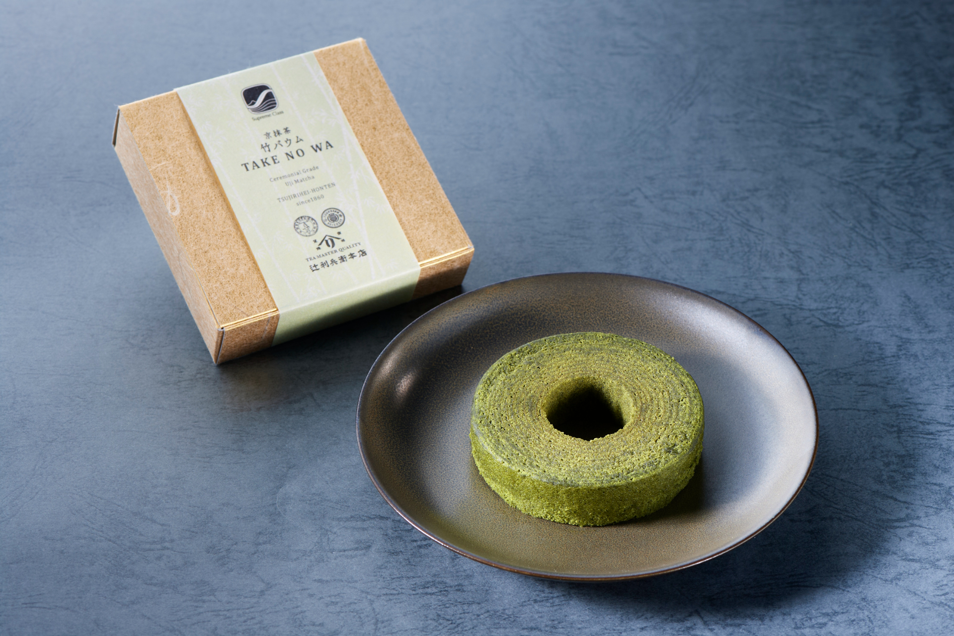 ウェルカムサービスのお菓子は辻利兵衛本店の「京抹茶 竹バウム TAKE NO WA」