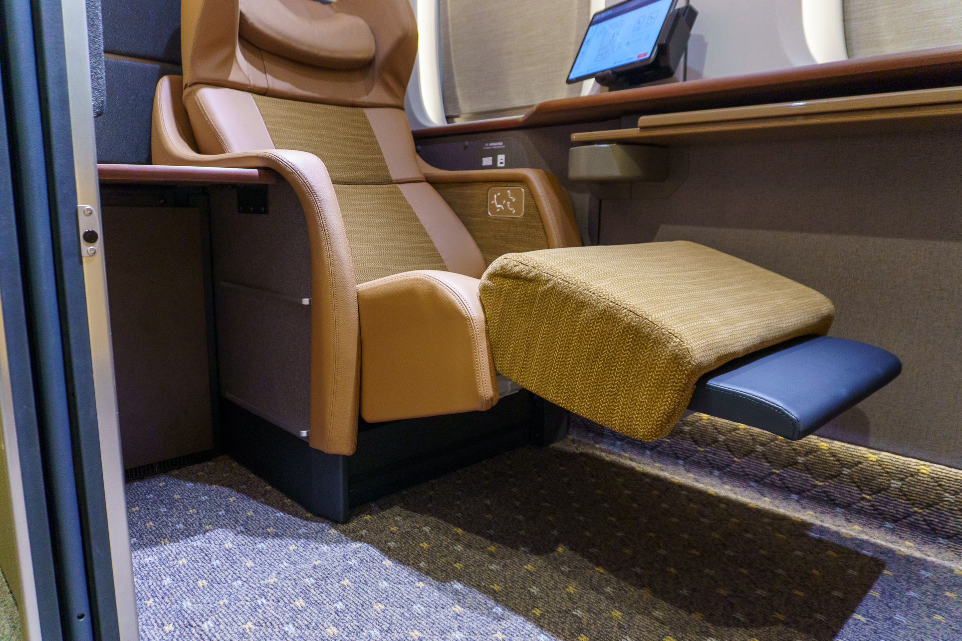 10号車に導入する完全個室の「Supreme Class Cabin」（1名席）。足元や前方が広々しており、2名席同様、グリーン車よりさらに角度（最大130度）がついたリクライニングシートを搭載