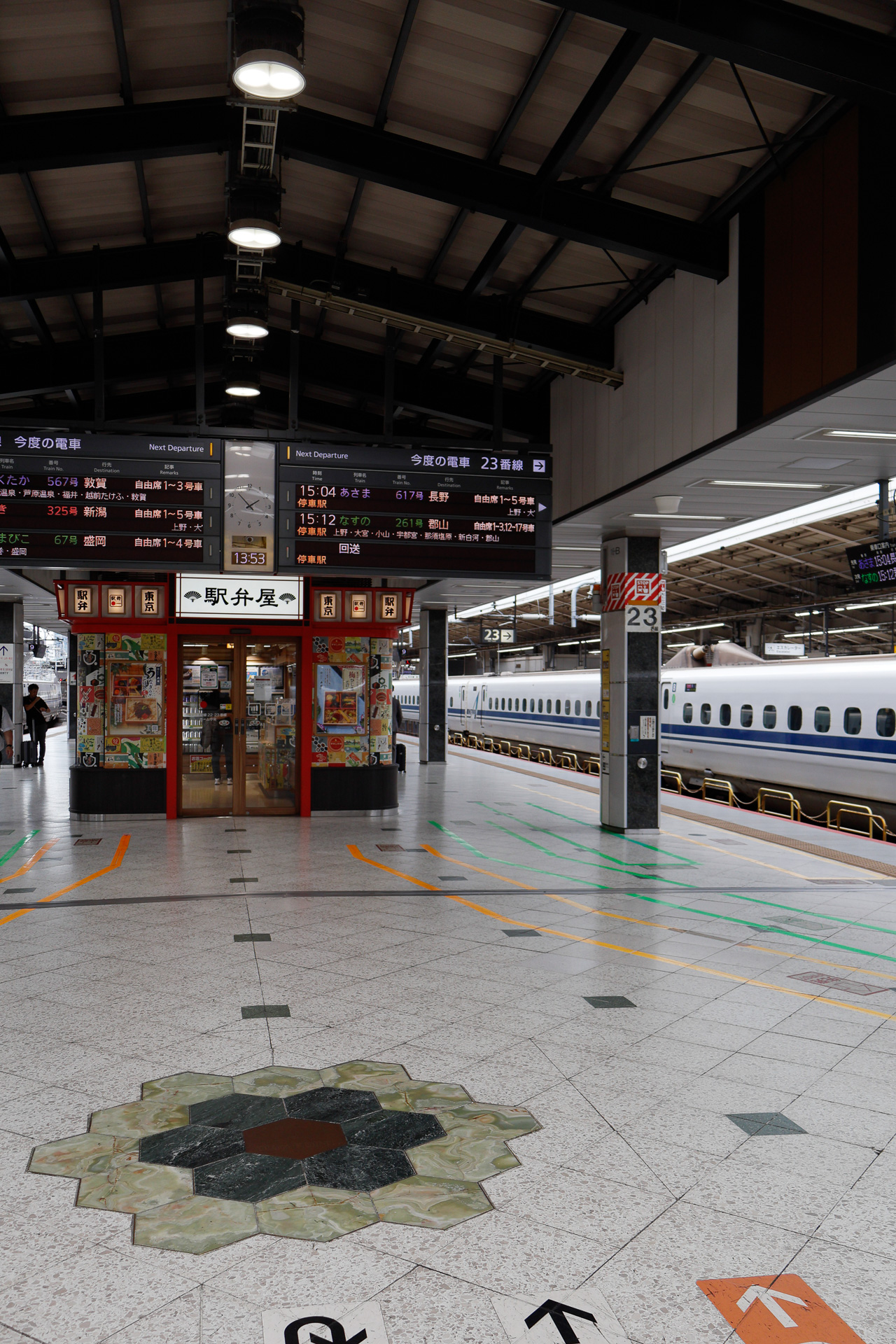 東北新幹線のホームでも、起点を示すタイルが埋め込まれている