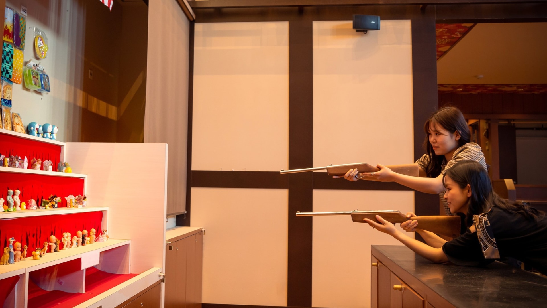 夜は射的やレトロゲームで遊んだり、缶詰Barでしっぽり飲み直したり、カラオケルームで熱唱も