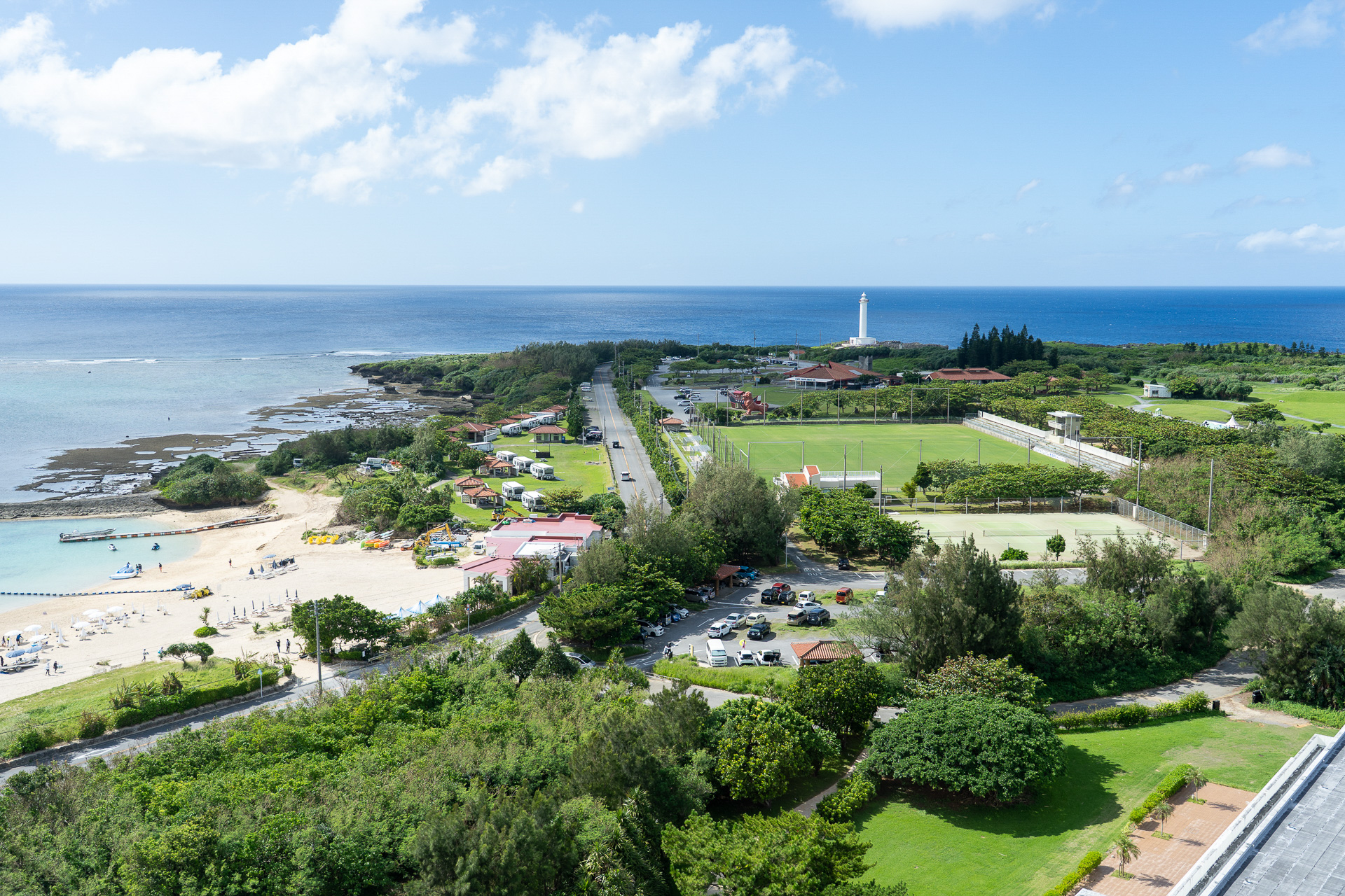 遮るものなく一望できる東シナ海と残波岬灯台の絶景