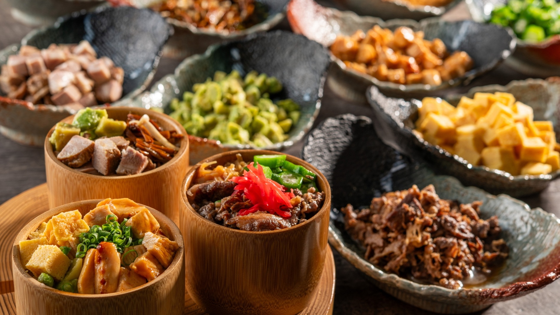上州食材と海の幸を盛り付けた「勝手丼」など、メニュー豊富なビュッフェ
