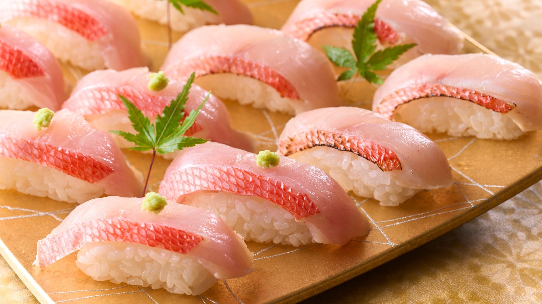 炙りと生の金目鯛握りを食べ比べ