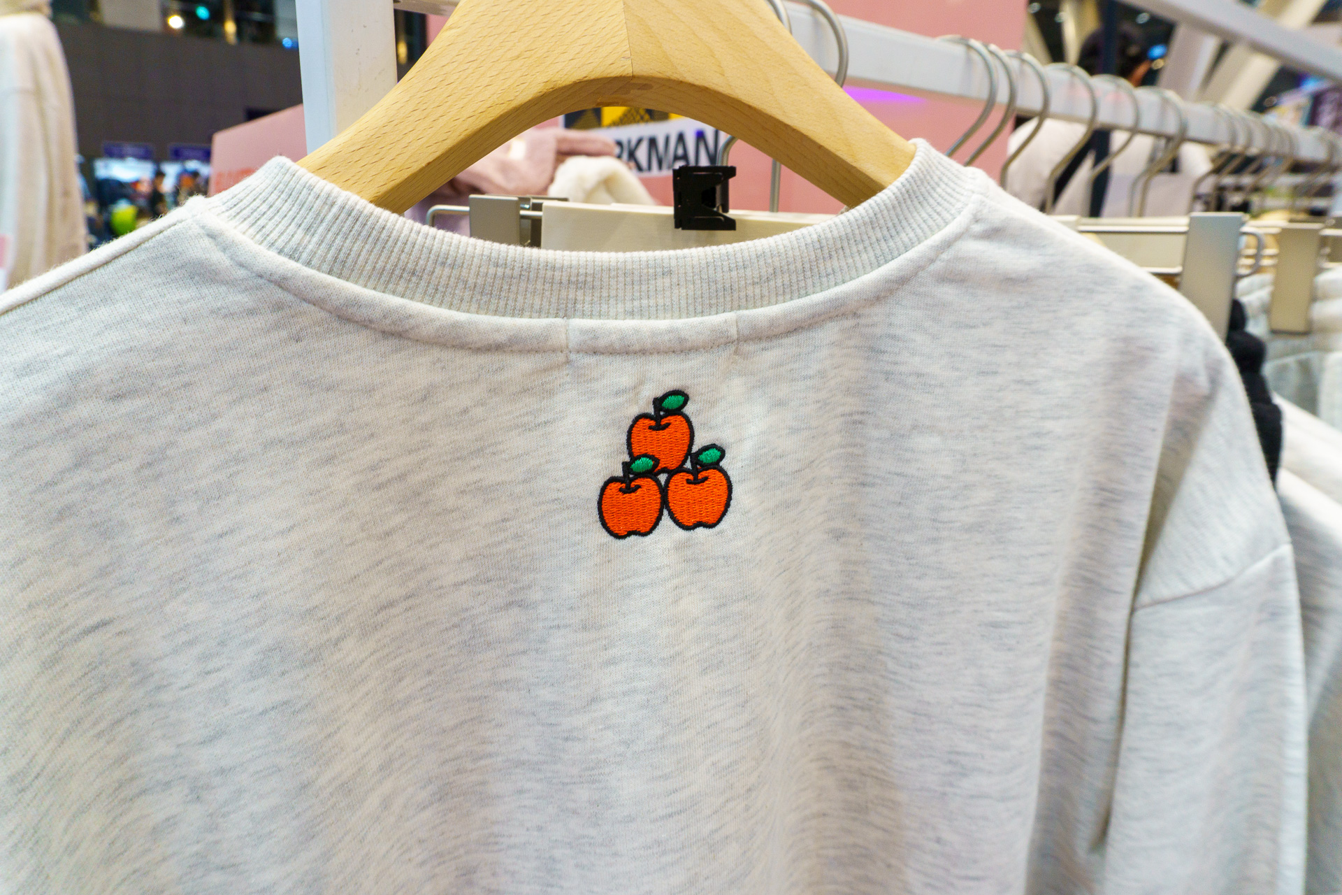 背中側には刺繍のワンポイント