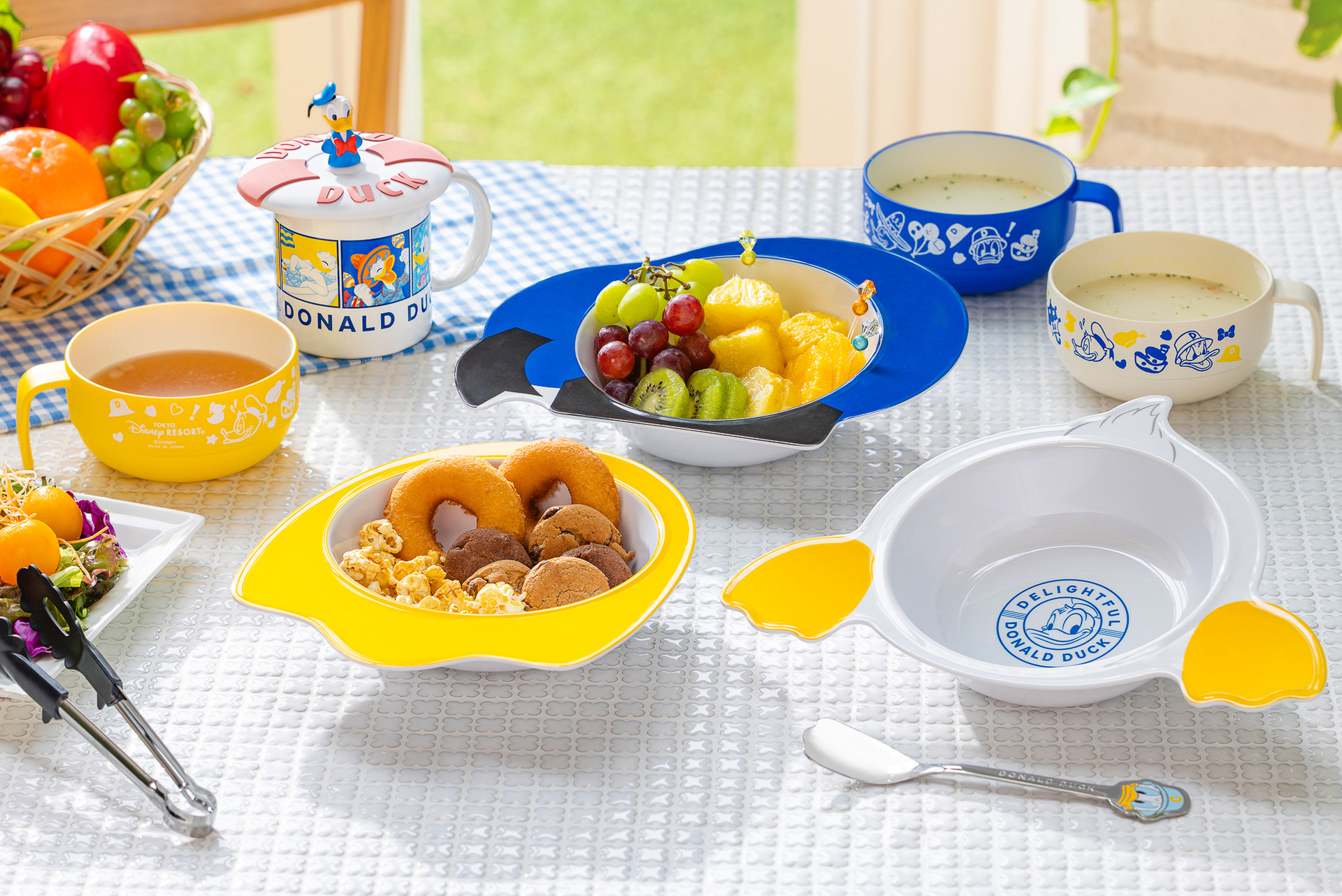 プレートをはじめ食器類が勢揃いする