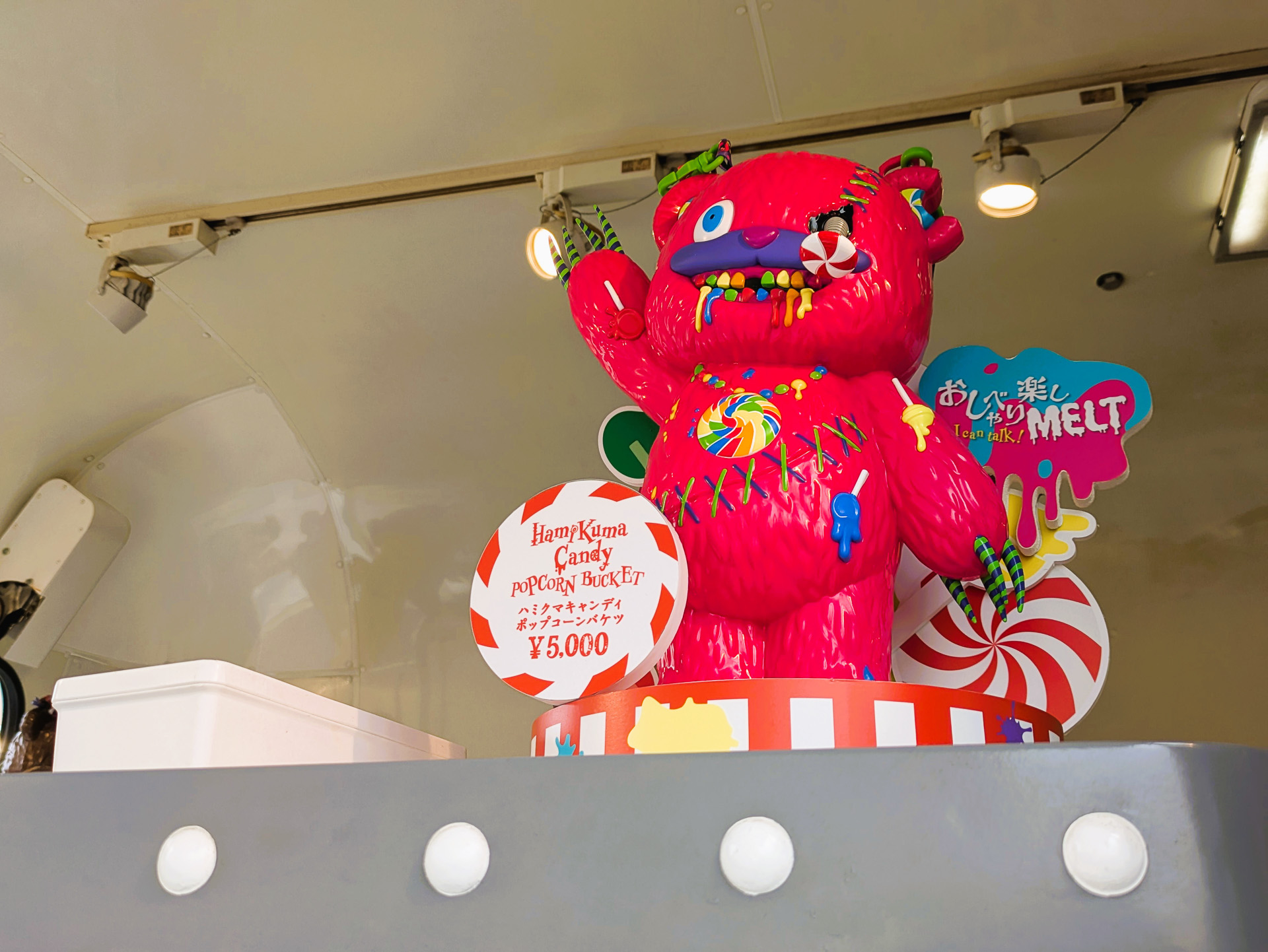 新作のハミクマキャンディポップコーンバケツ(5000円)とブラウンのハミクマポップコーンバケツ(3800円)。ストラップにはバッジホルダーがついているので、ゾンビな缶バッヂをたくさんつけることができる