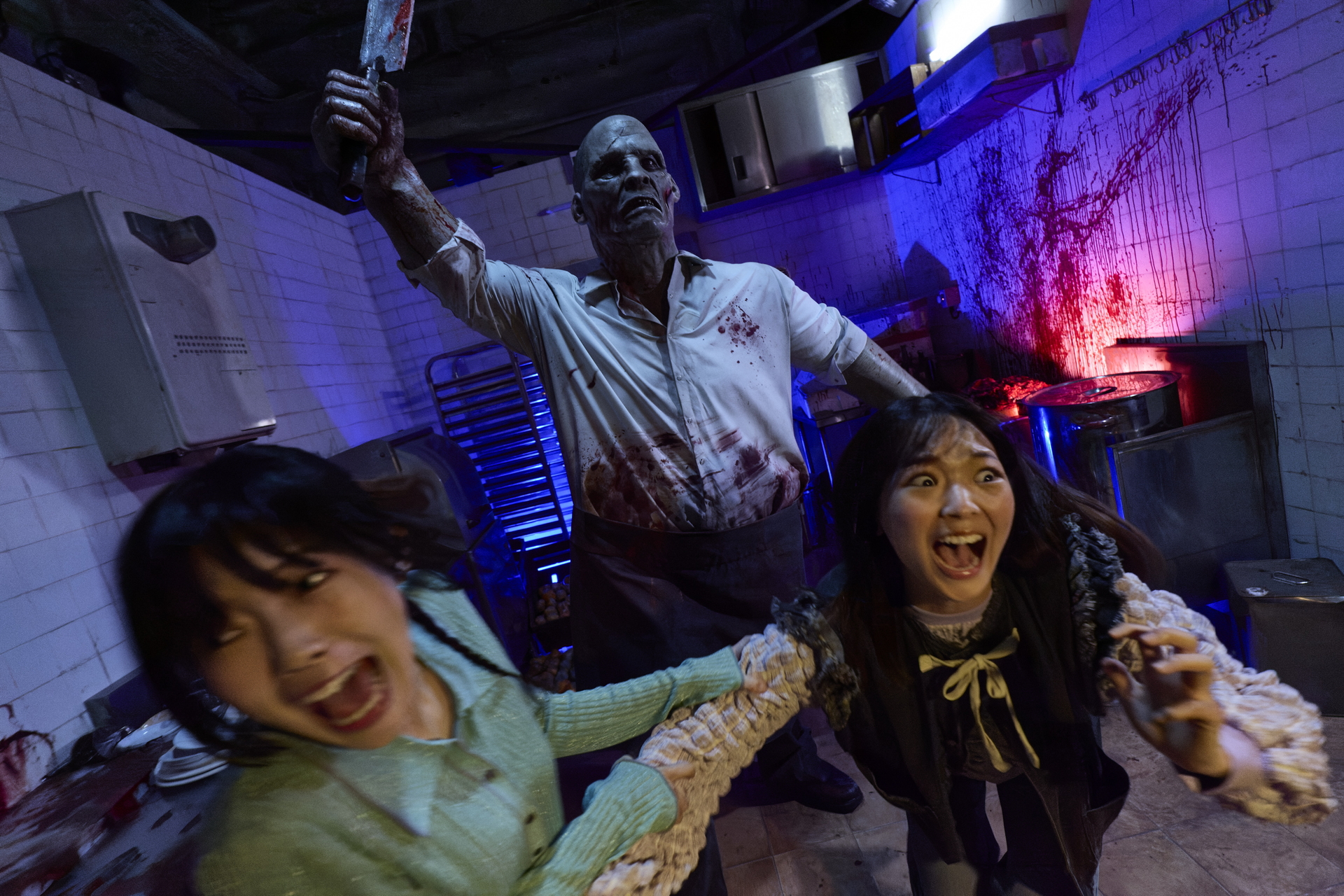 思わぬ方向から襲ってくるクリーチャーたちに絶叫が止まらない！ いや～ん！！（写真提供：USJ）&copy;CAPCOM