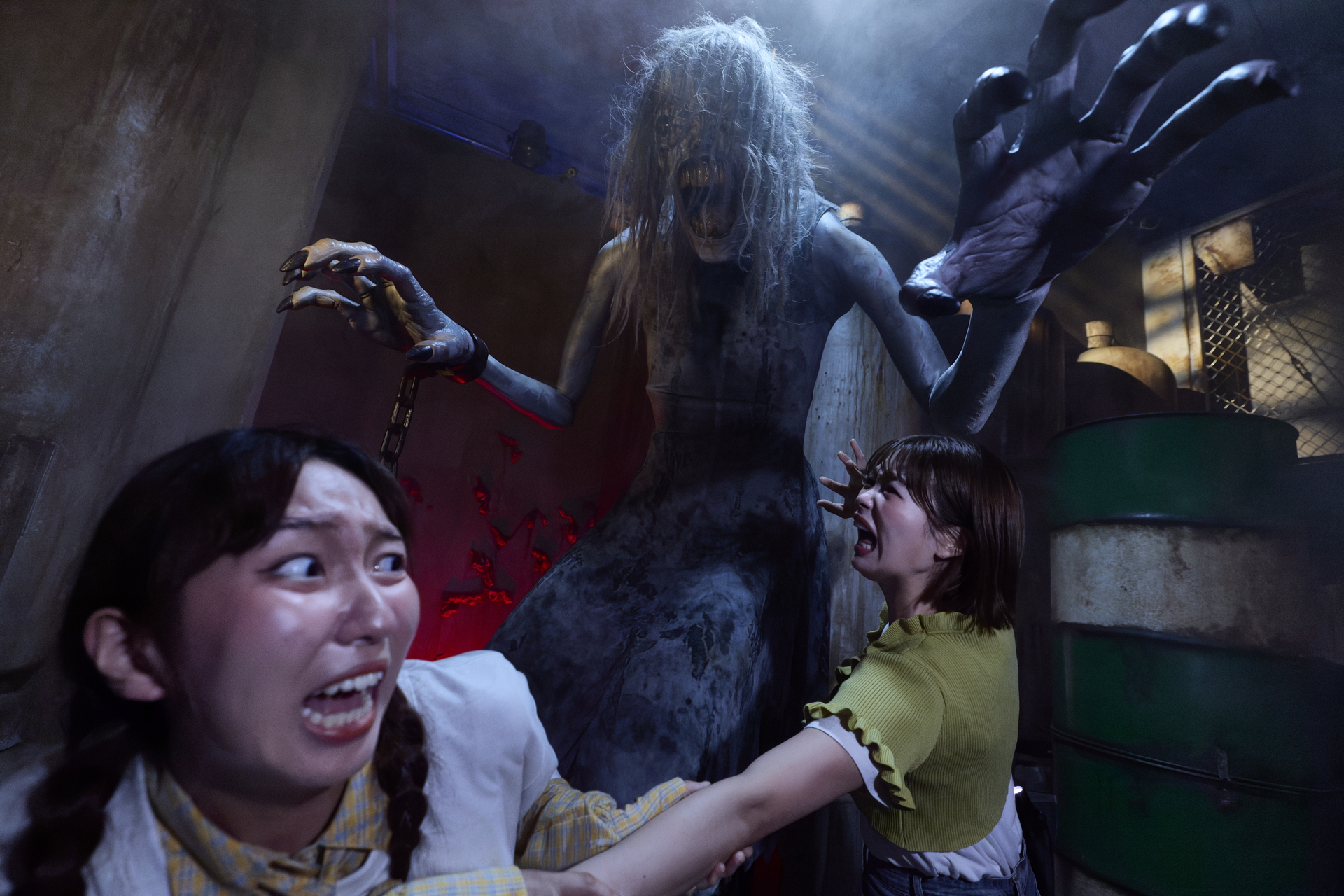 思わぬ方向から襲ってくるクリーチャーたちに絶叫が止まらない！ いや～ん！！（写真提供：USJ）&copy;CAPCOM