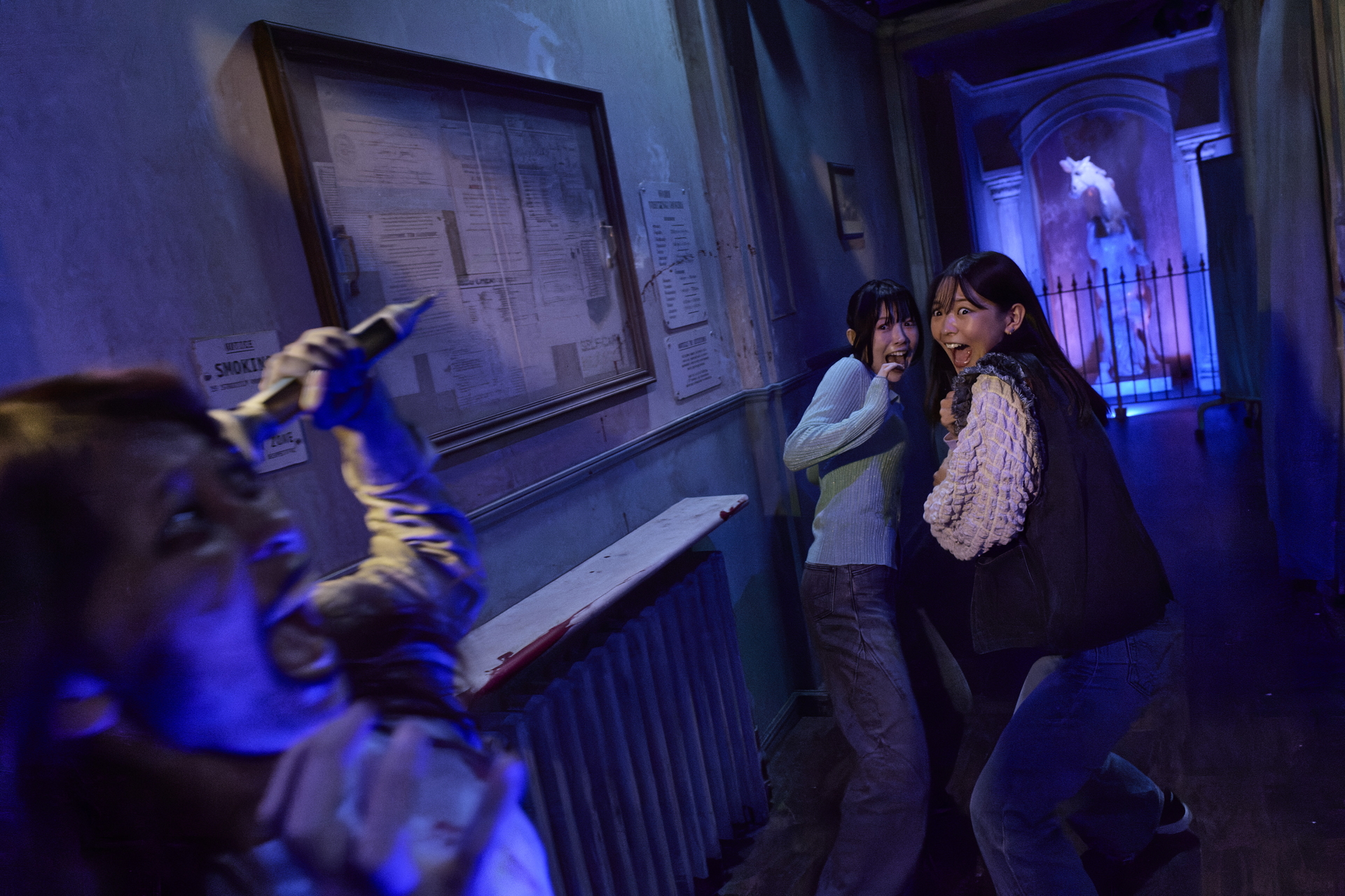 思わぬ方向から襲ってくるクリーチャーたちに絶叫が止まらない！ いや～ん！！（写真提供：USJ）&copy;CAPCOM