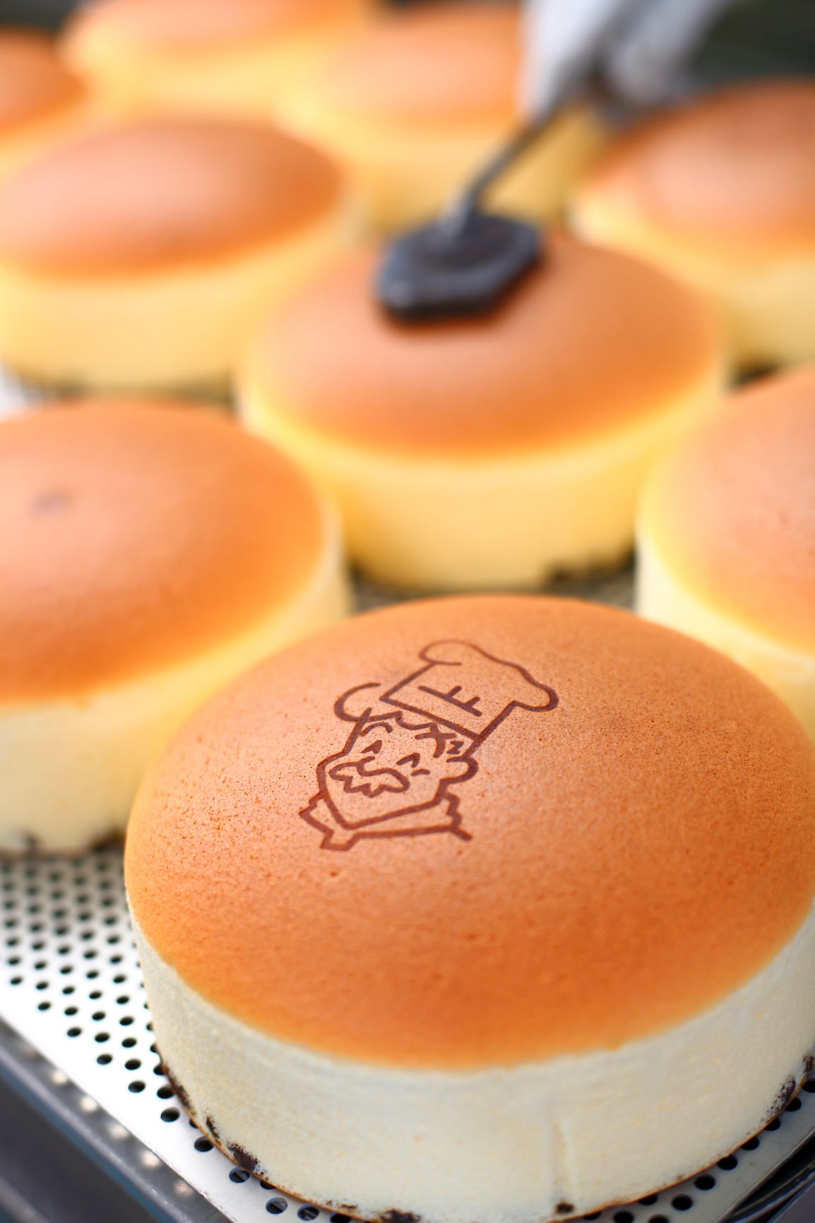 大阪名物・りくろーおじさんのチーズケーキ