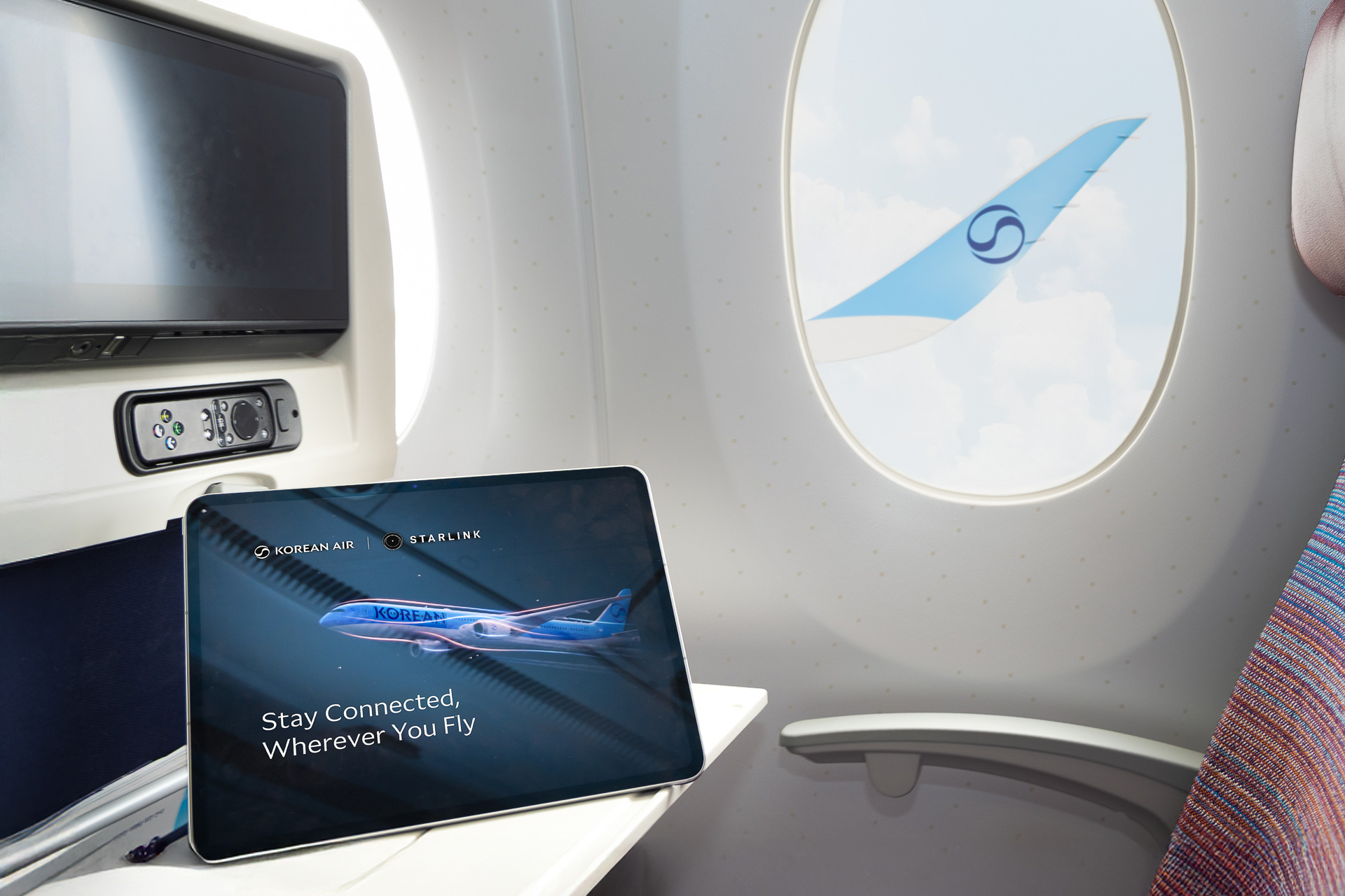 デバイスを機内モードに設定して、機内ネットワーク「wifi.koreanair.com」に接続。ポータル（Korean Air Wi-Fi）にアクセスして名前と座席番号を入力すると使えるようになる