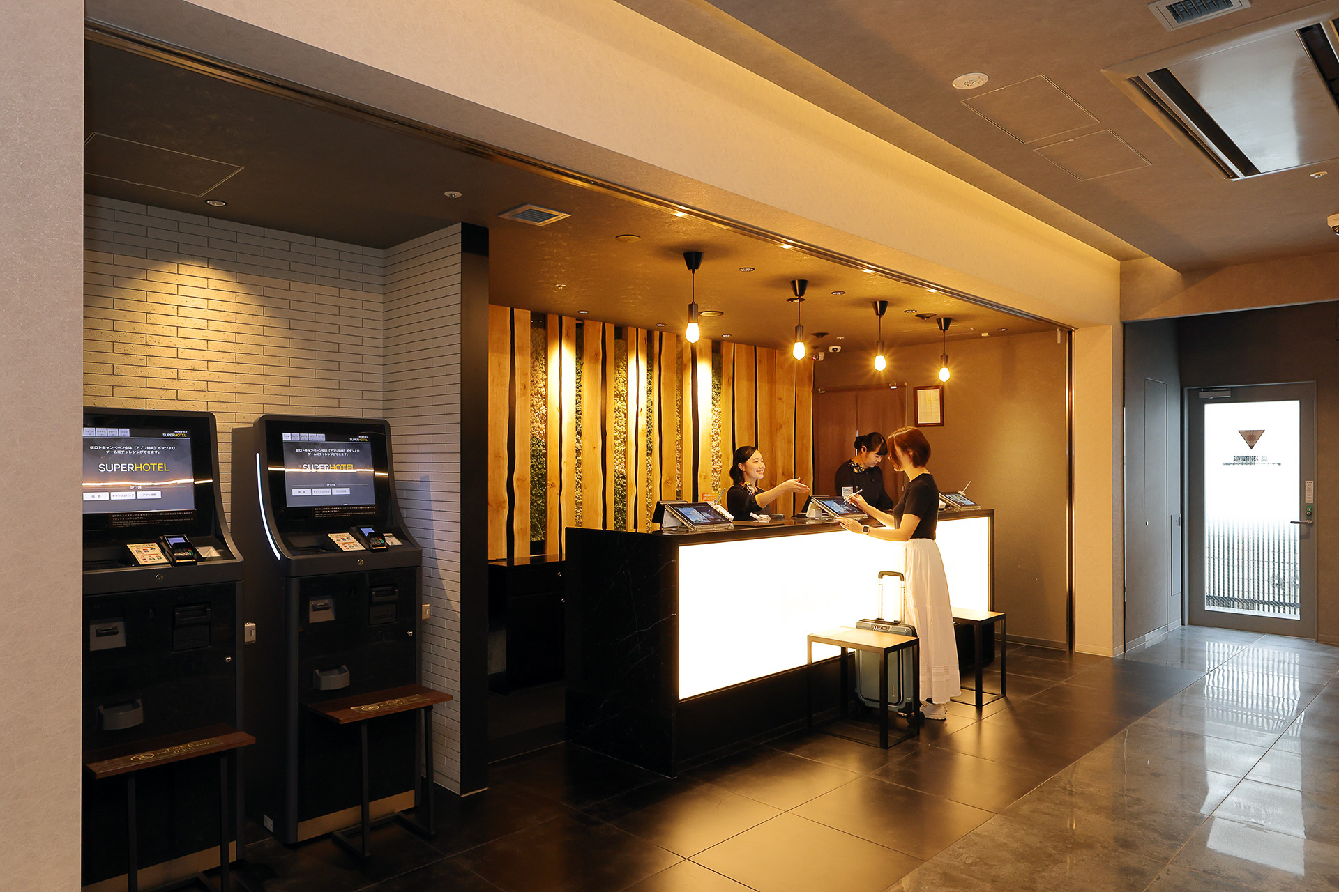 「スーパーホテルPremier池袋天然温泉」のチェックインは3階で。アプリ会員になっておくとスムーズです