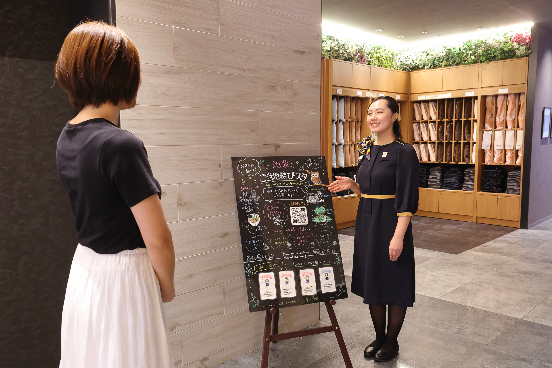 池袋周辺のお勧め情報を教えてくれる「ご当地応援ボード」。このボードを描いたのはホテルのスタッフ（ご当地結びスタ）だそう