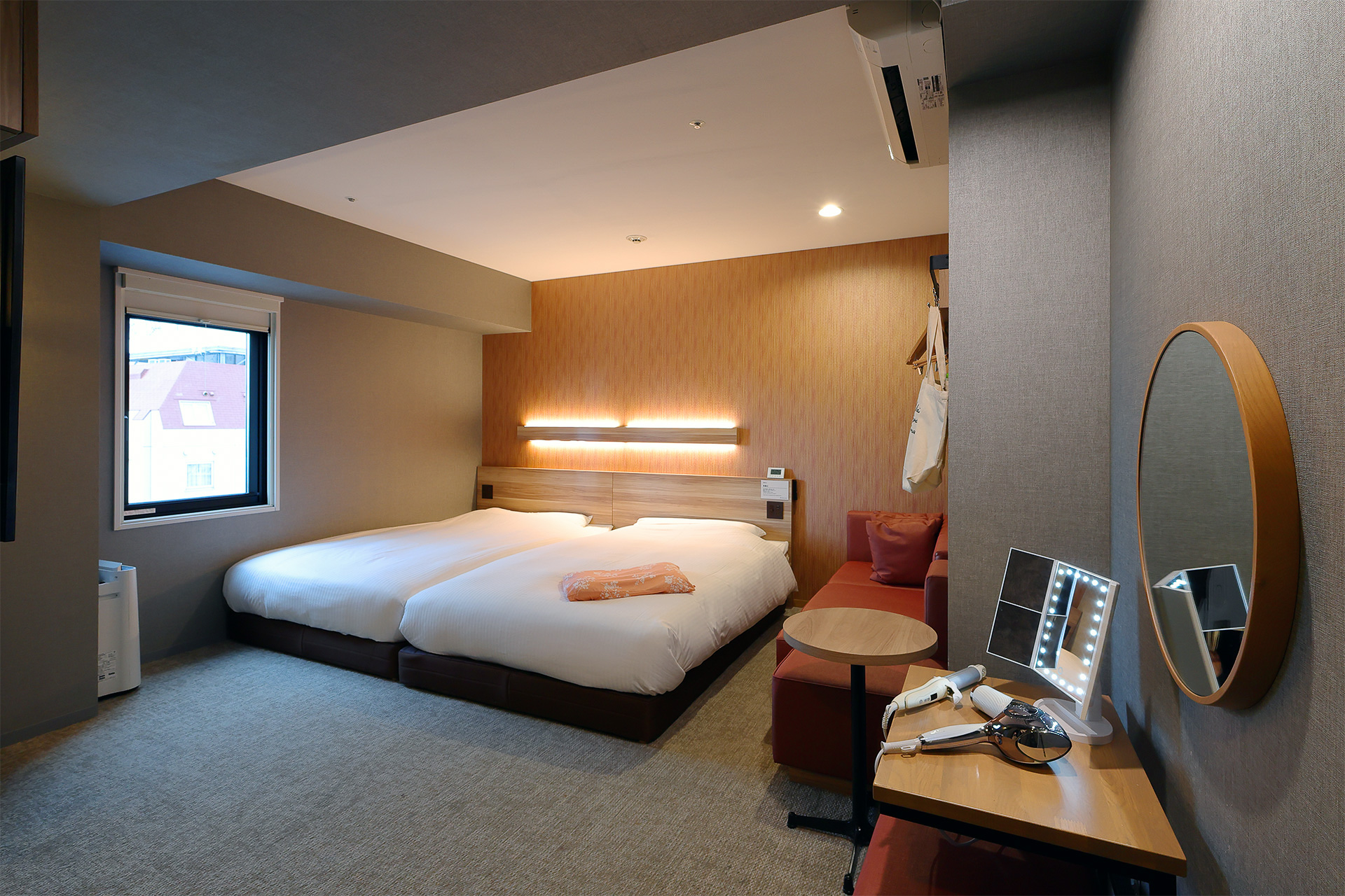 「レディースツインルーム」は独立したドレッサーにReFaのヘアドライヤー、ヘアアイロンもありました