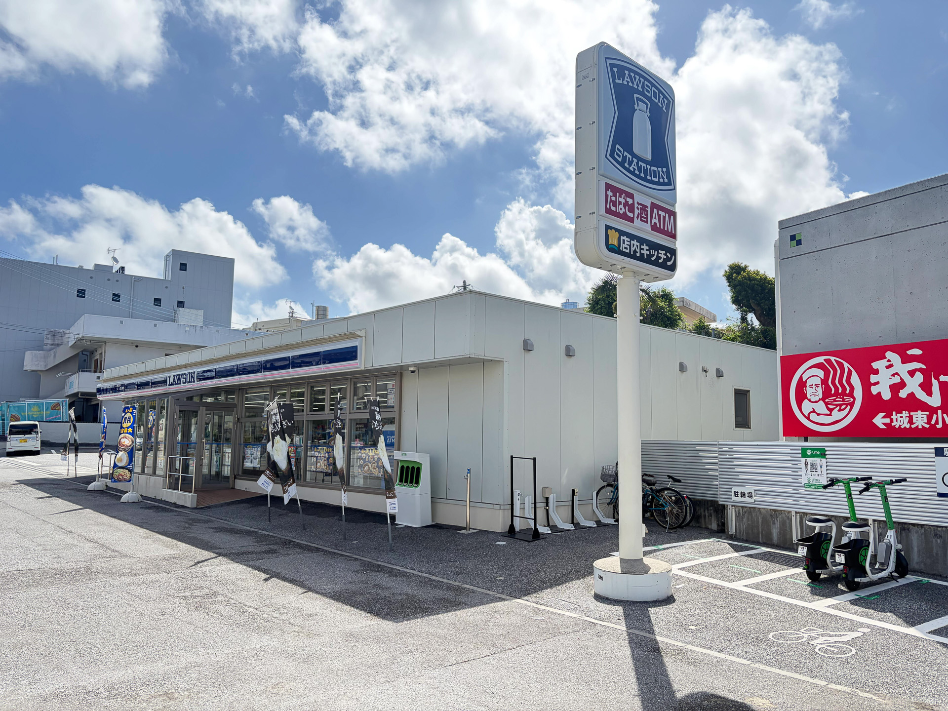 ローソン首里駅前店に設置したLimeポートとバッテリースワップステーション