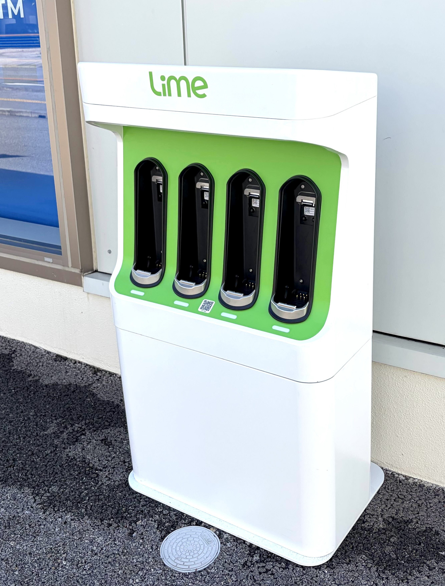 ローソン首里駅前店に設置したLimeポートとバッテリースワップステーション