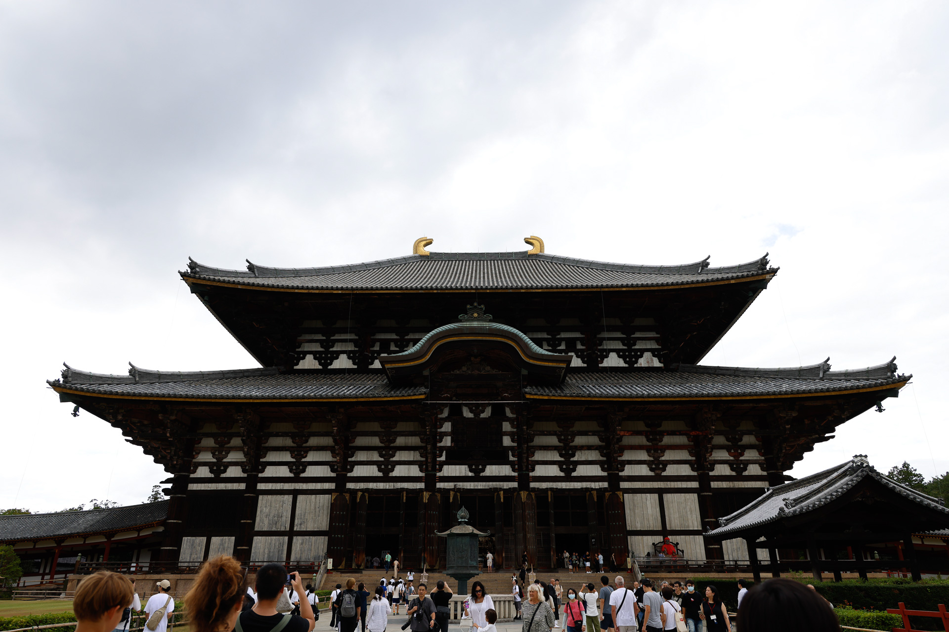 東大寺の大仏殿前で。取材当日も多くの修学旅行生を見かけたが、修学旅行で見て回るような定番スポットだけが奈良というわけではない