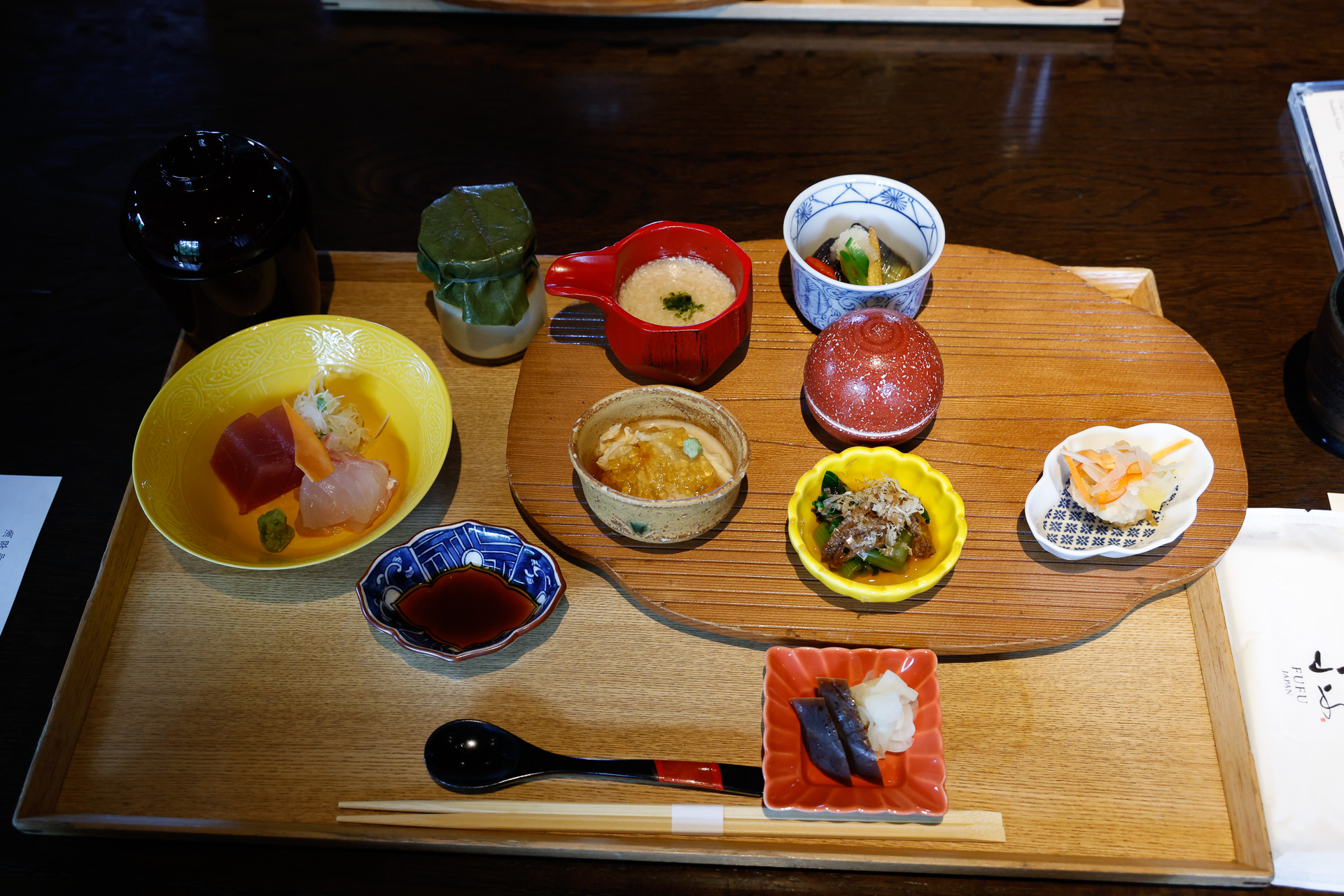 天ぷらの盛り合わせと御飯以外は、最初に配膳されていた