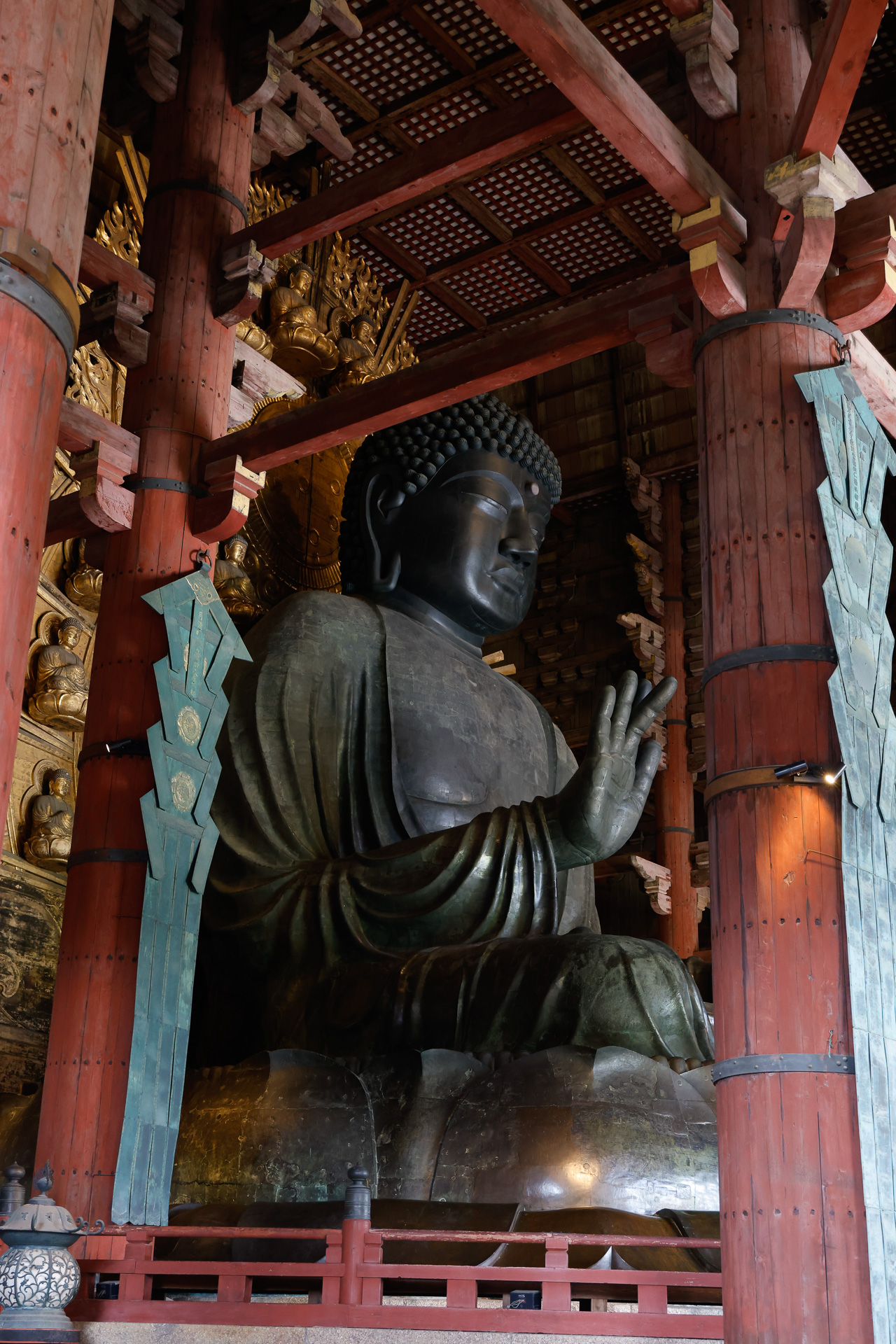 ご存じ、大仏様。この大仏様の蓮華座に線刻画が施されている話は初めて知った