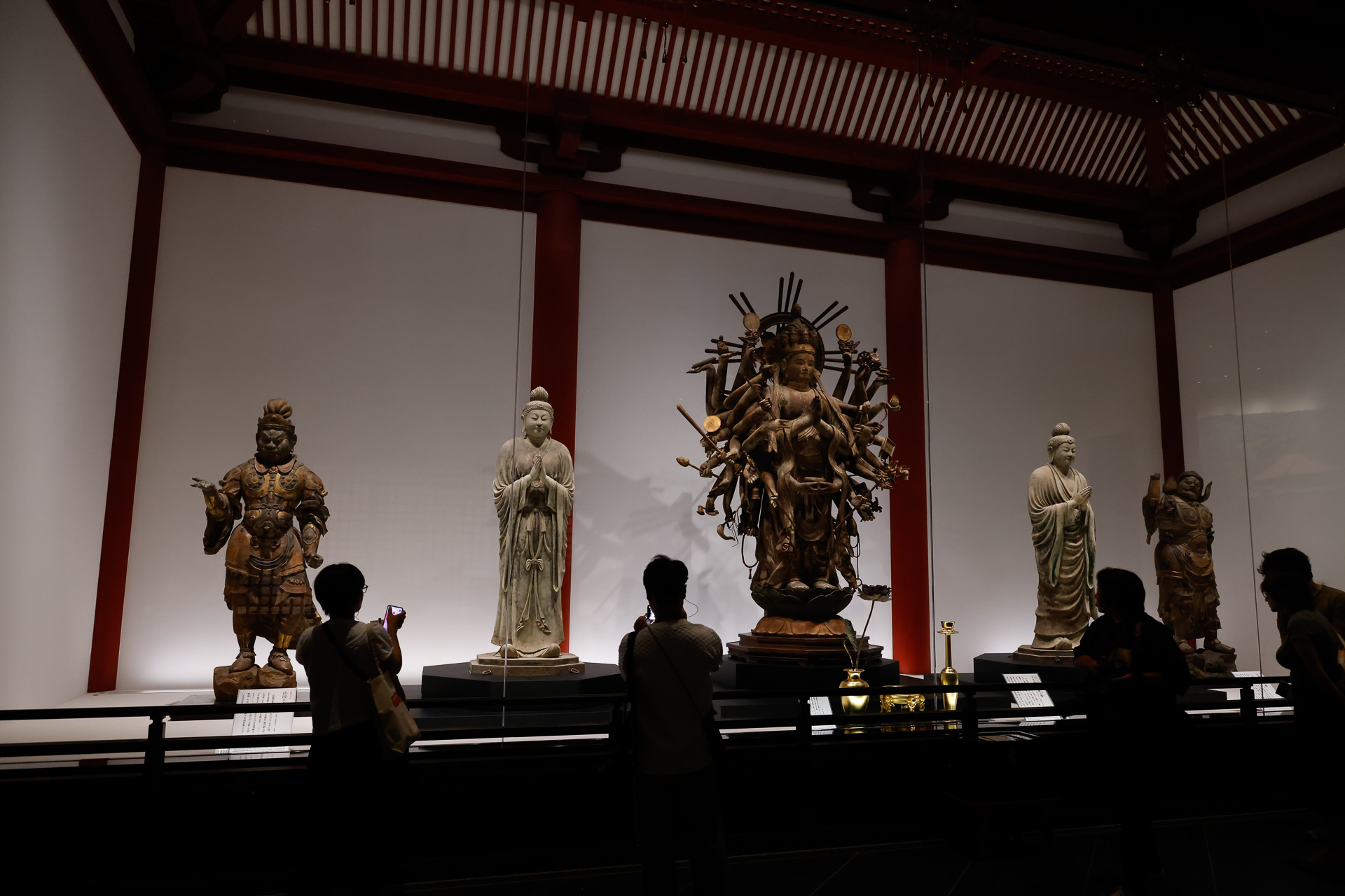 展示品の一例。右から順に、多聞天立像、日光菩薩立像、千手観音菩薩立像、月光菩薩立像、持国天立像（許可を得て撮影）