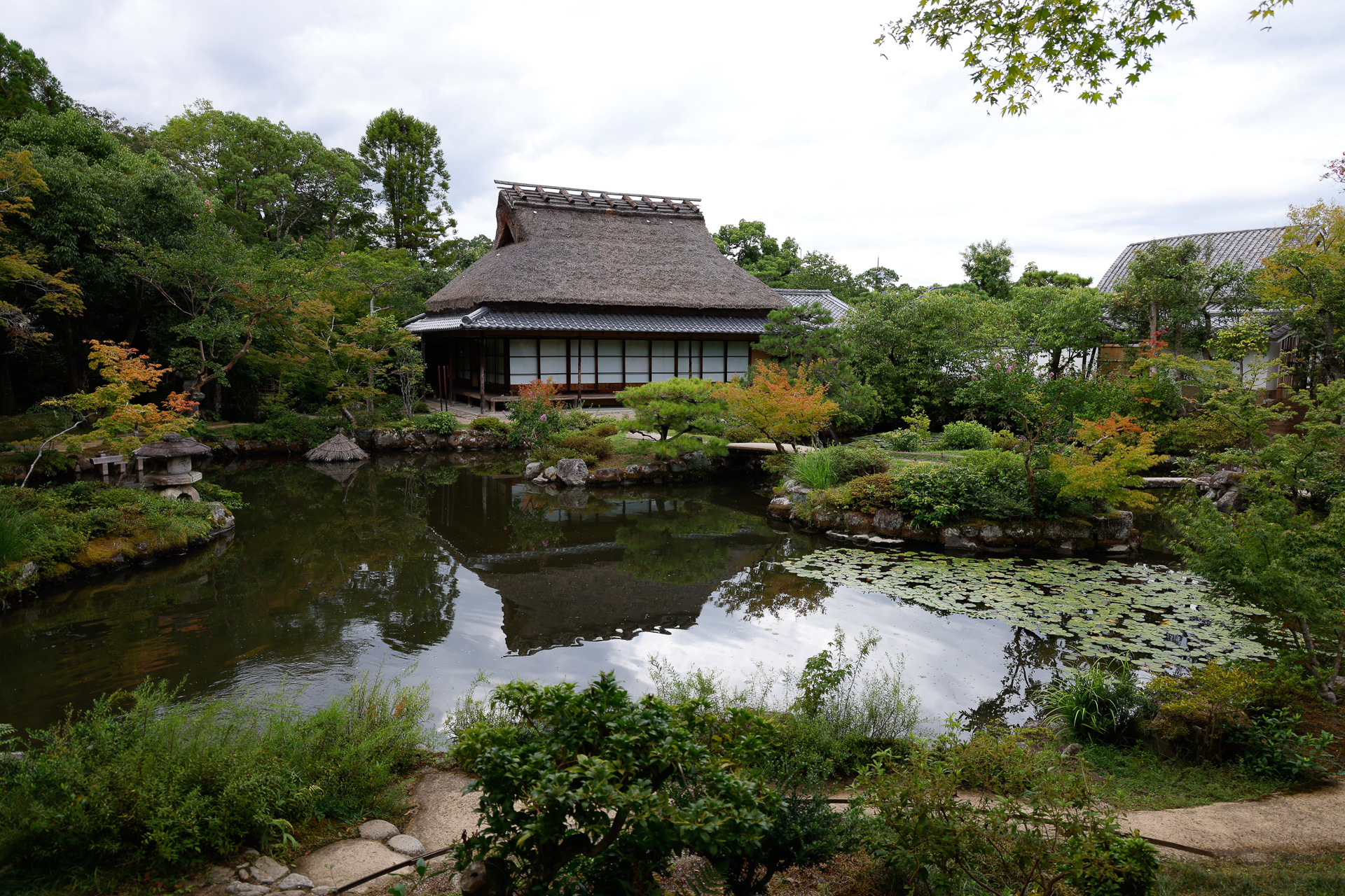 「前園」の「三秀亭」。池を囲むように道をつけた様子も分かる