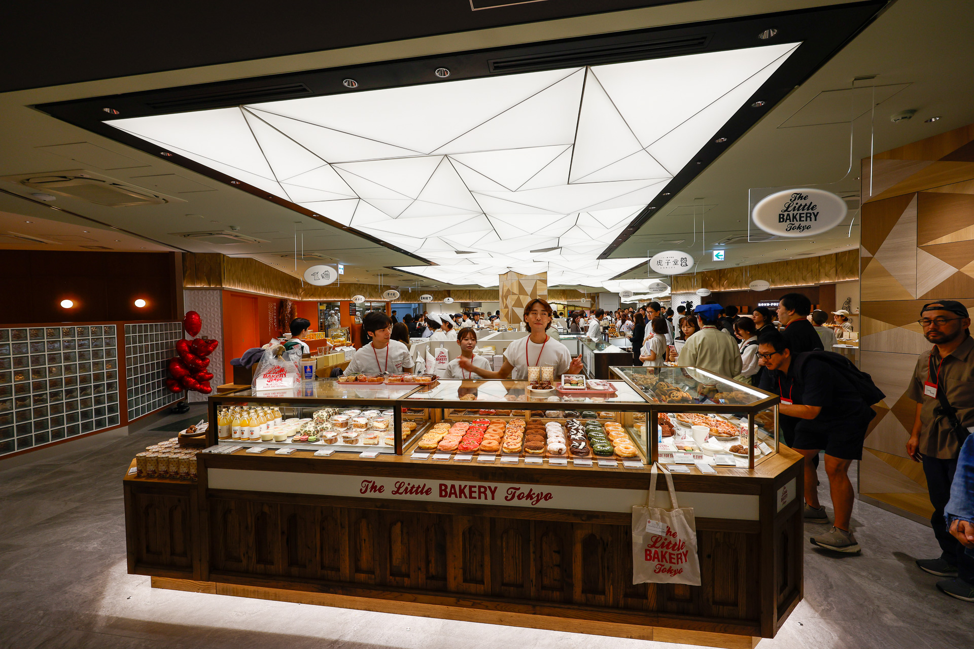 グランスタ東京「地下丸の内改札内エリア」がリニューアル。写真正面の「The Little BAKERY Tokyo」は、クッキーやドーナツなどの洋菓子を扱う
