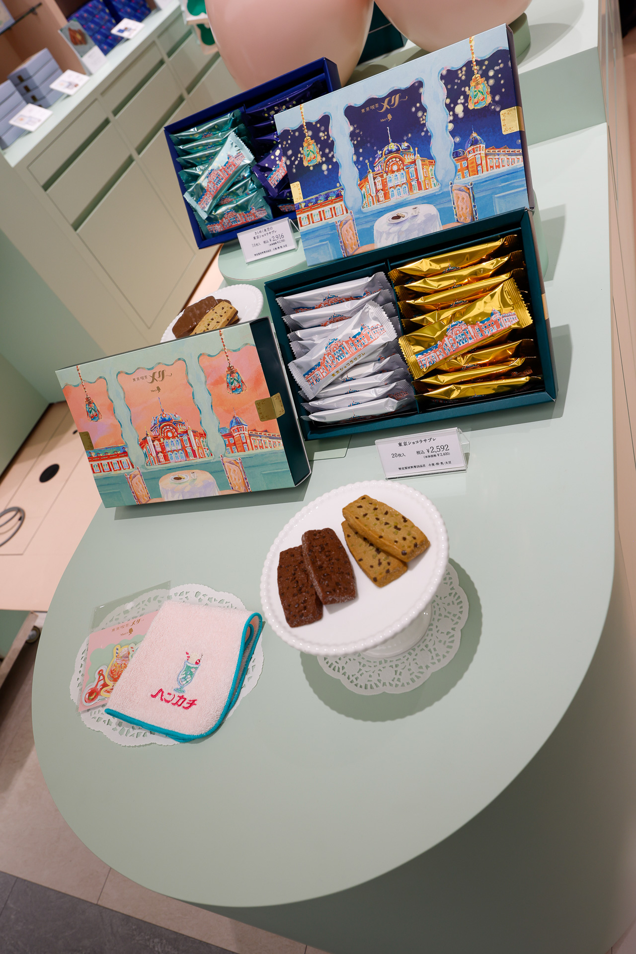 「東京喫茶メリー」は、チョコレートでおなじみ「メリー」の店舗。写真の東京駅限定商品に加えて、雑貨も扱っている