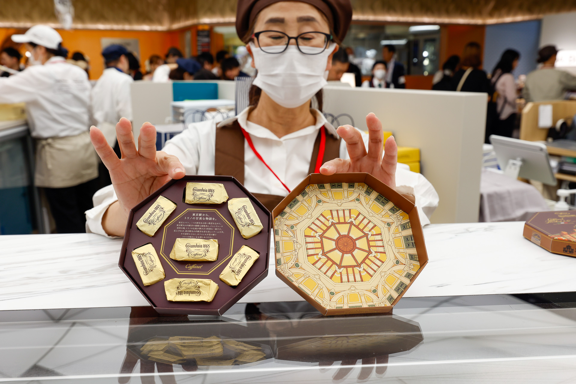 「Caffarel -Il Gianduia-」（カファレルー イル ジャンドゥーヤー）の東京駅限定チョコレート。パッケージの蓋の裏側が、丸の内駅舎のドームの天井をデザインしたものになっている