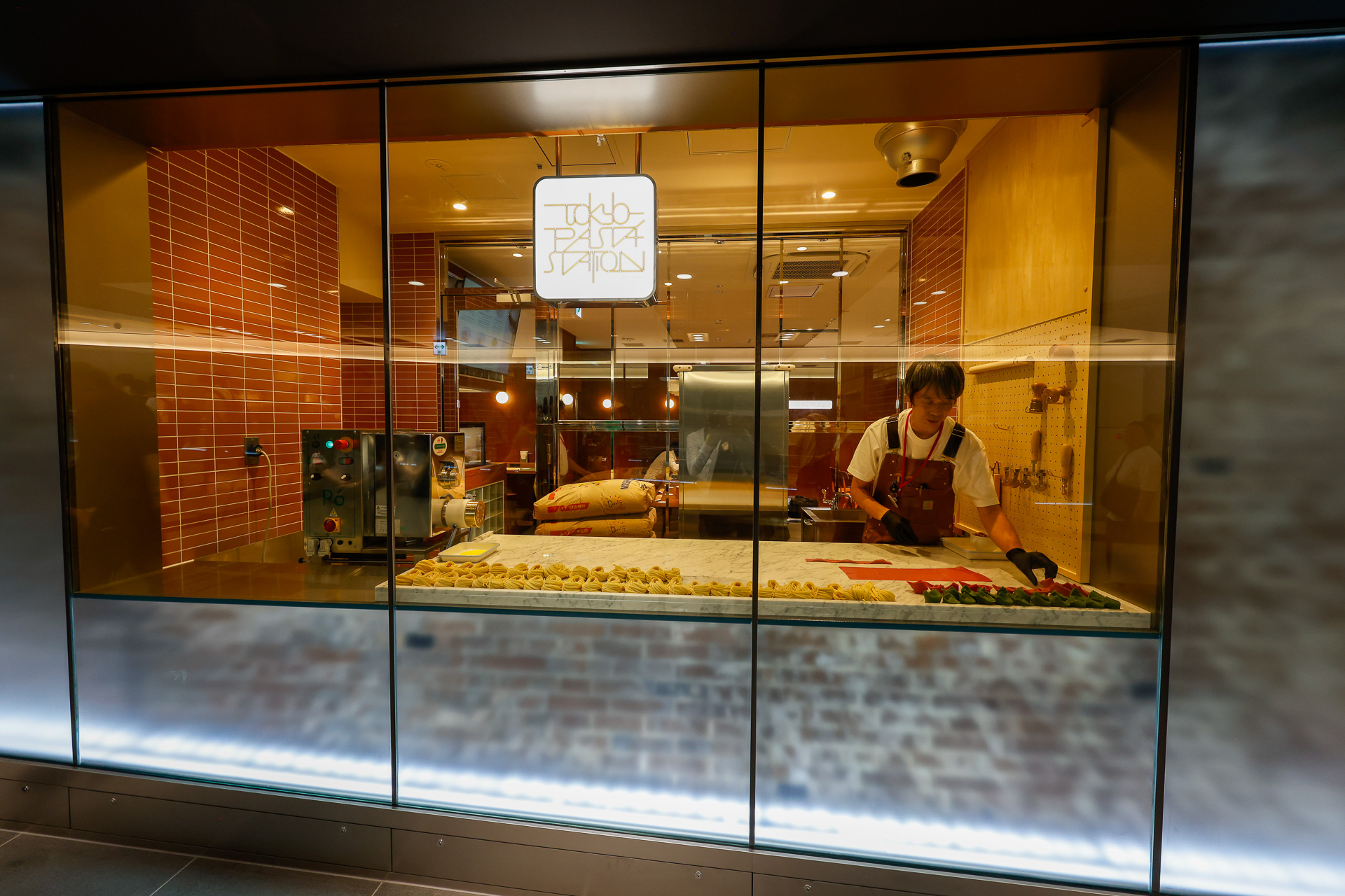 「TOKYO PASTA STATION」では、オープンキッチンで作った生パスタを出す。毎日、10種類の生パスタを製麺するとのこと