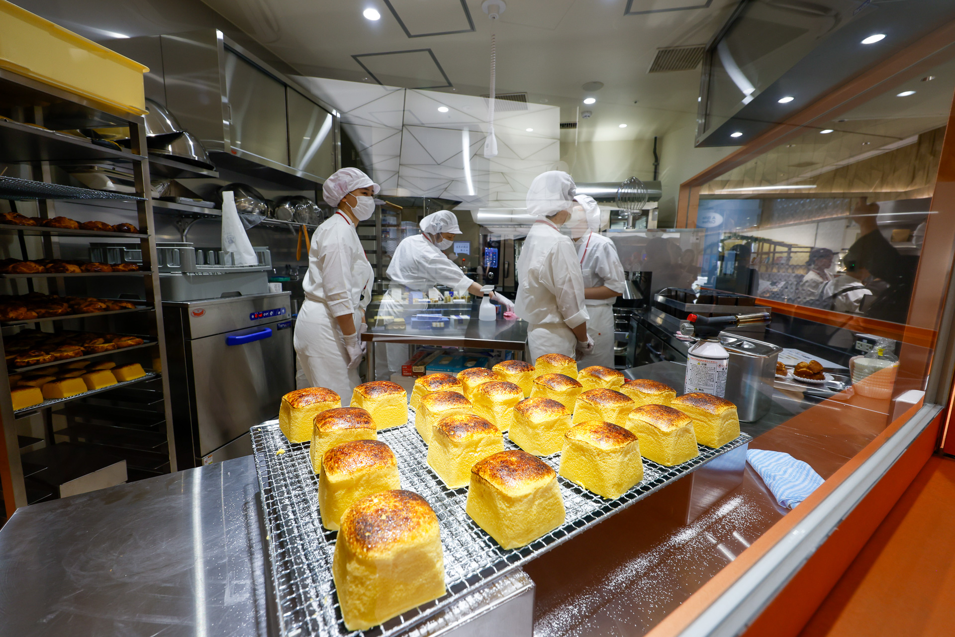「たまご専門本巣ヱ」（モトスエ）は、卵を活かした和洋菓子のお店。ここでも、作っている現場を見ることができる