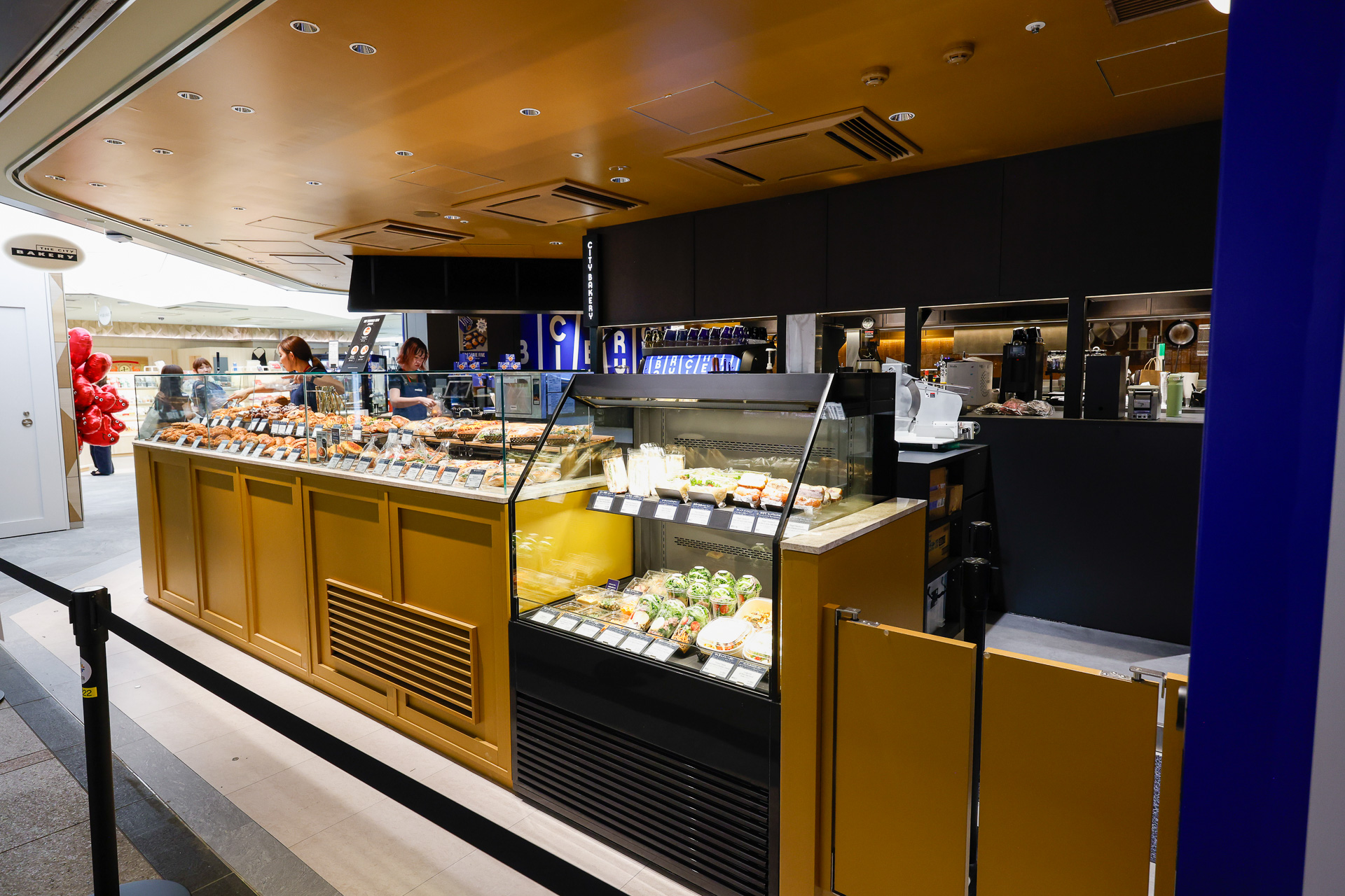 「THE CITY BAKERY＋Bar＆Grill」は、1990年にニューヨークのユニオンスクエアで開業したベーカリーレストラン。日本では2013年の大阪が初上陸。グランスタ東京では、通路から見えるところにクロワッサンなど多様なパン、クッキー、サンドなどを並べる