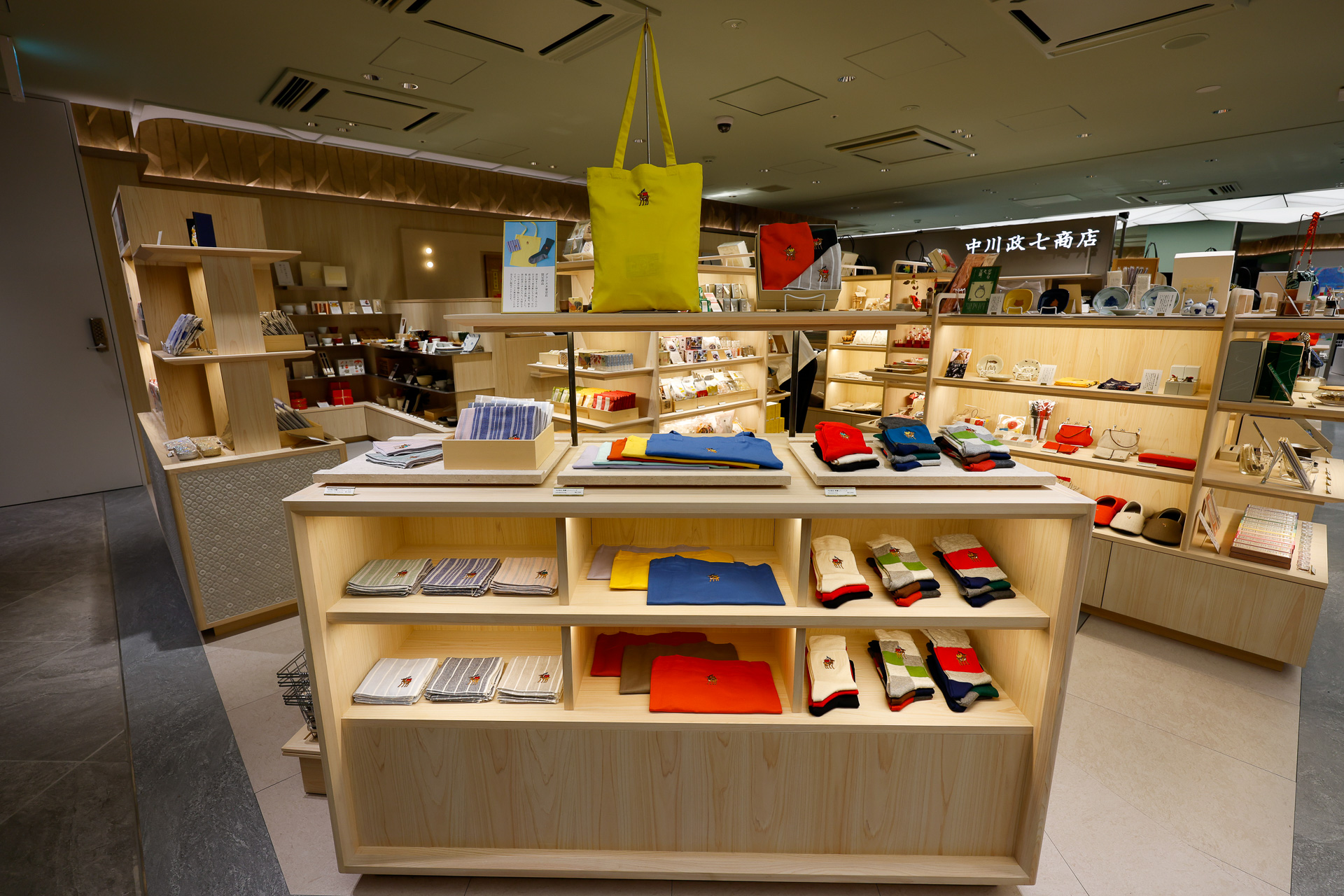 「中川政七商店」では、リニューアルに際して品目を見直した。発祥の地が奈良だからとのことで、鹿をあしらった商品が目立つ場所に陳列されている