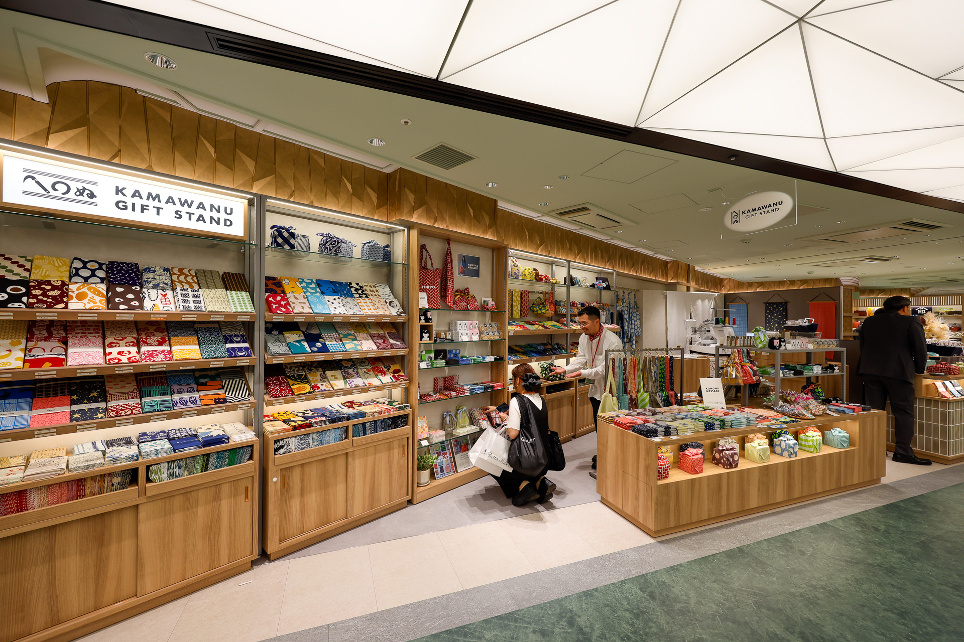 その対面にある「かまわぬGIFT STAND」は和雑貨のお店
