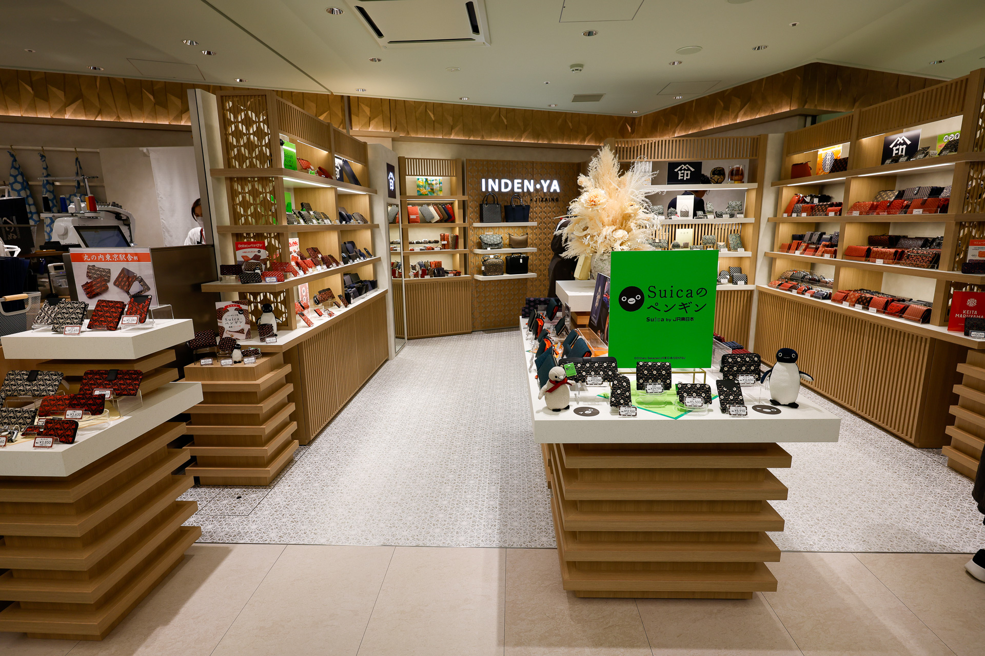 その隣、「INDEN・YA×JIZAING」（インデンヤ バイ ジザイン）も和雑貨のお店。Suicaペンギンのコラボ商品もあった