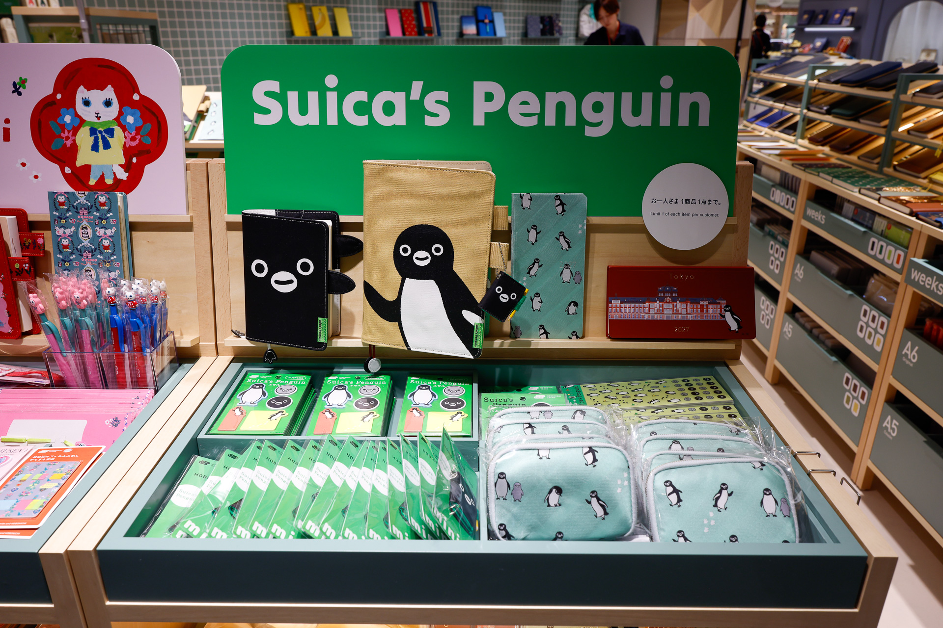 「ほぼ日手帳ストア」では、今回の出店をきっかけとしてSuicaペンギンとのコラボレーションを実施している。ただし、コラボ商品は当面、店舗では事前予約制となるので注意したい