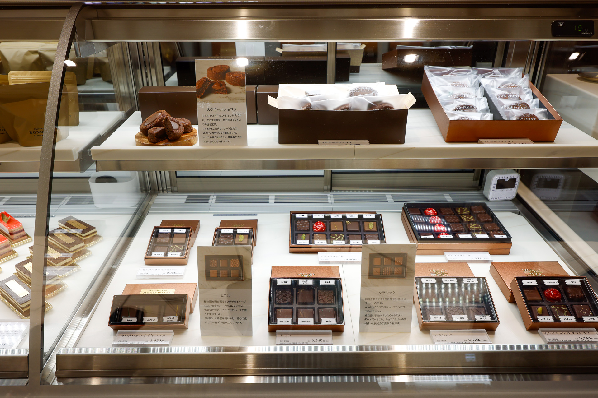 「Chocolaterie＆Patisserie ROND-POINT souvenir」（ショコラトリー パティスリー ロンポワン スヴニール）にて。チョコレートをたっぷり使った生地の「スヴニールショコラ」が印象的であった