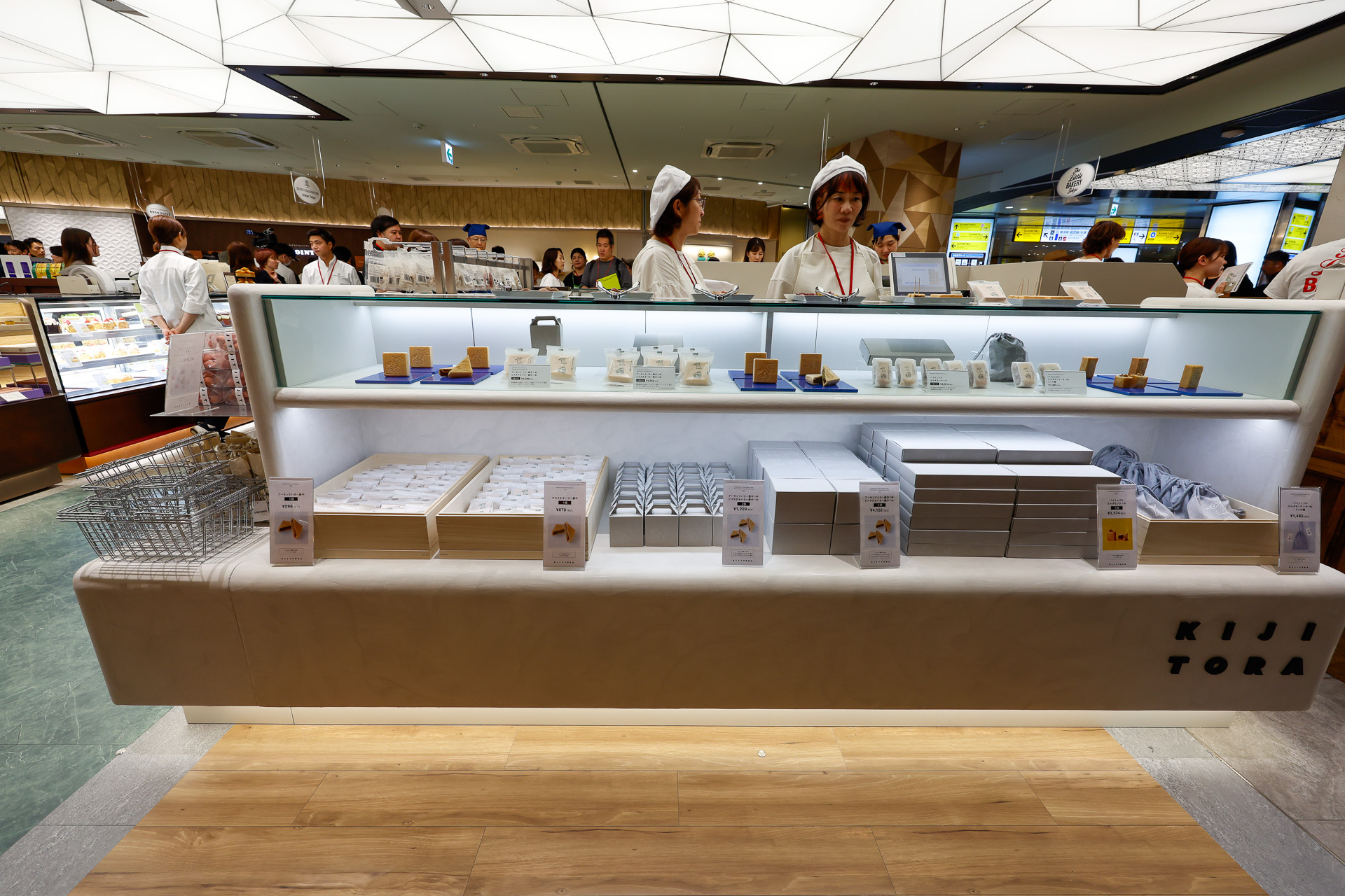 「KIJITORA」は和洋菓子のお店で、写真にはアーモンドバターやピスタチオの最中が。パッケージに描かれた雉と虎がかわいい