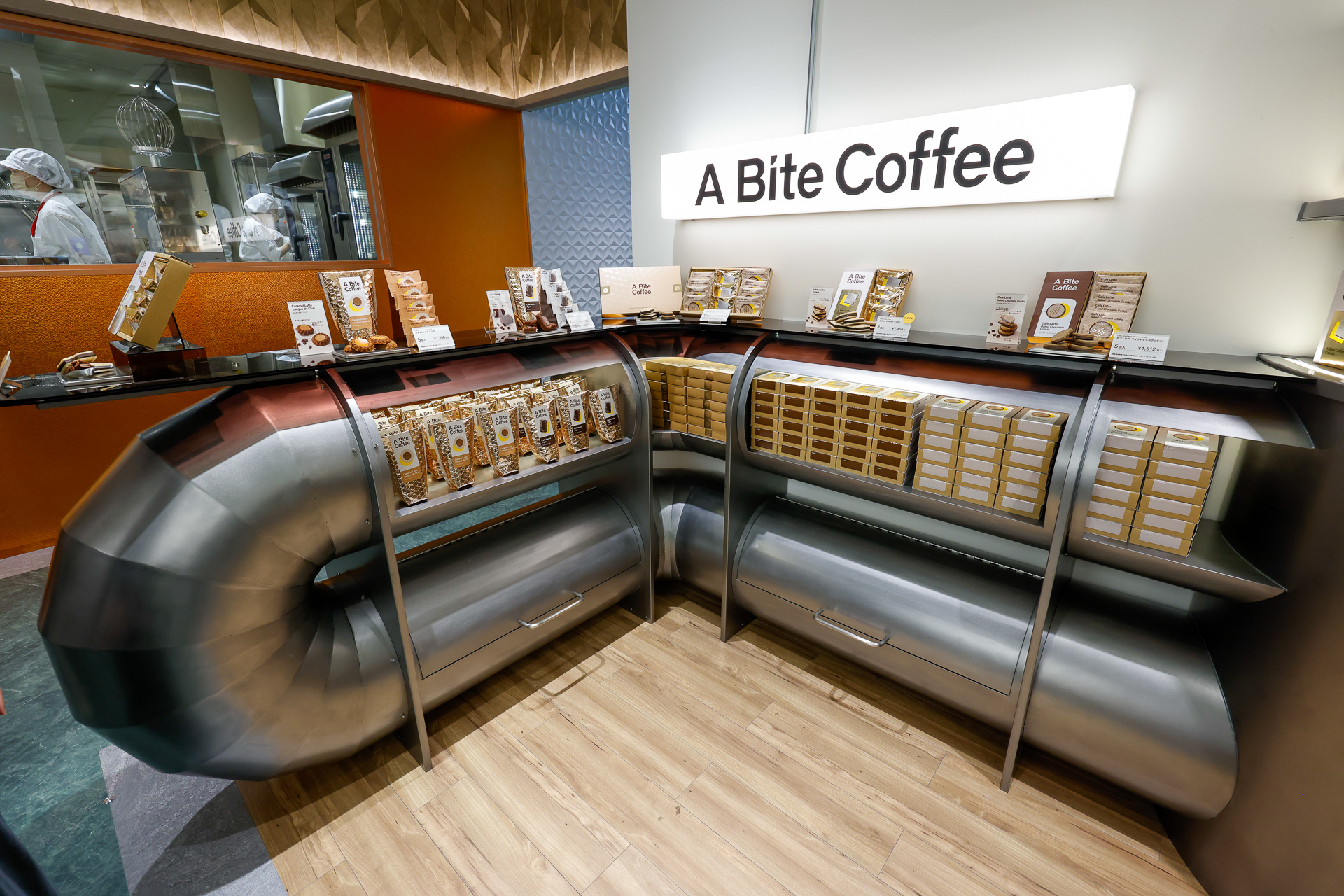 「A Bite Coffee」（アバイト コーヒー）にて。コーヒー豆みたいなパッケージだが、中身はコーヒーを活かした洋菓子、というところが意表を突いていておもしろい。このほか、ティラミスシューやコーヒーゼリーも扱っている