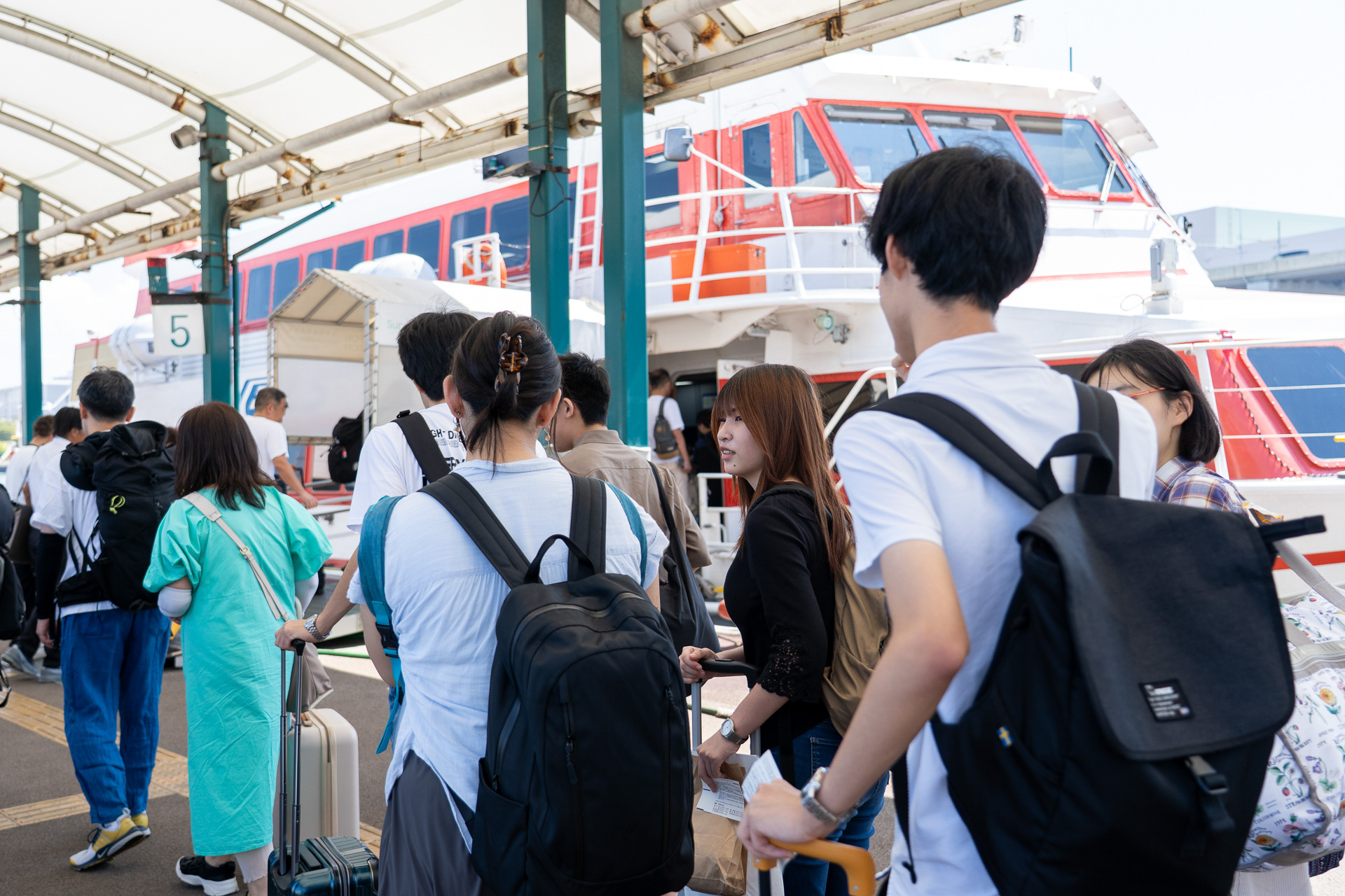 博多港から厳原港までは九州郵船の高速船「ジェットフォイル」で。壱岐島を経由しながら約2時間15分