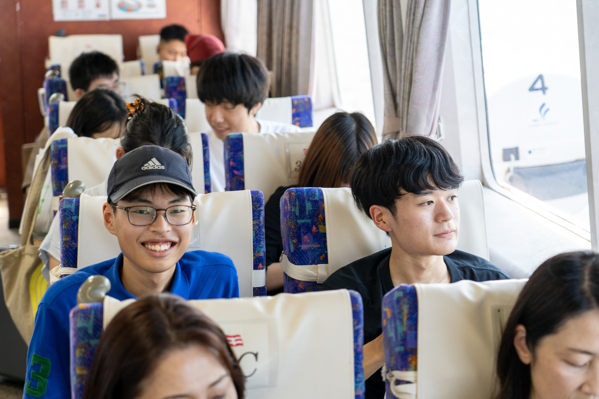 博多港から厳原港までは九州郵船の高速船「ジェットフォイル」で。壱岐島を経由しながら約2時間15分